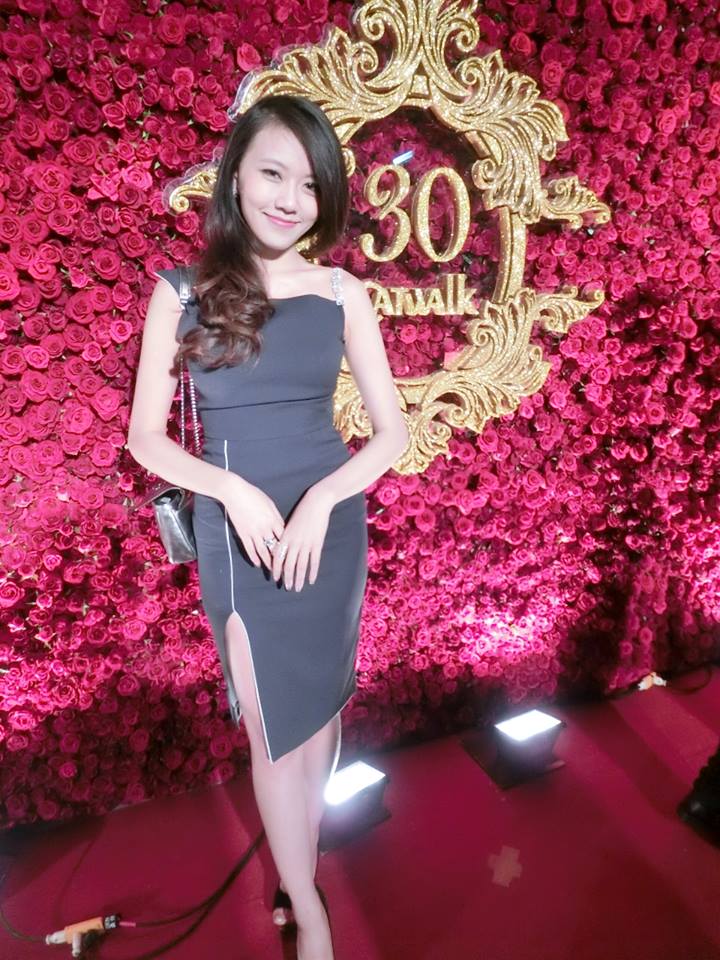周巧韵-长发飘逸 妩媚朦胧美自拍照
