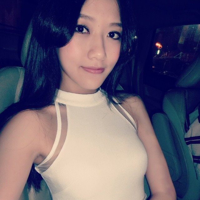 周巧韵-长发飘逸 妩媚朦胧美自拍照