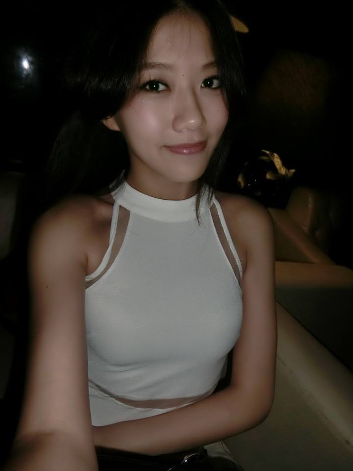 周巧韵-长发飘逸 妩媚朦胧美自拍照