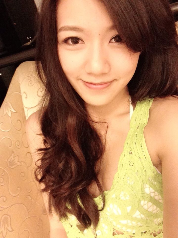 周巧韵-长发飘逸 妩媚朦胧美自拍照