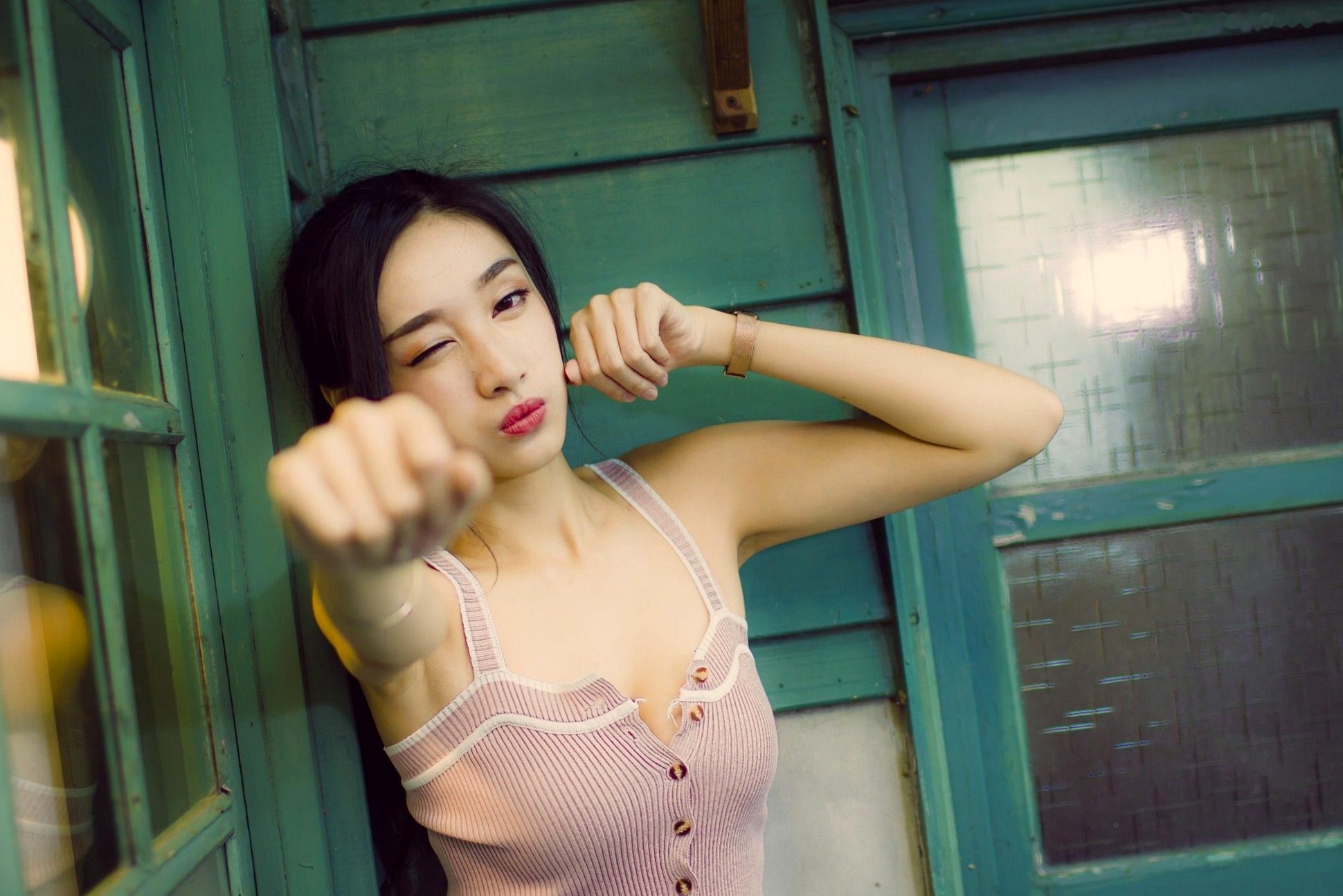 台湾正妹段璟乐松烟时装外拍：修身红裙性感街拍与百变私服写真集[32P]