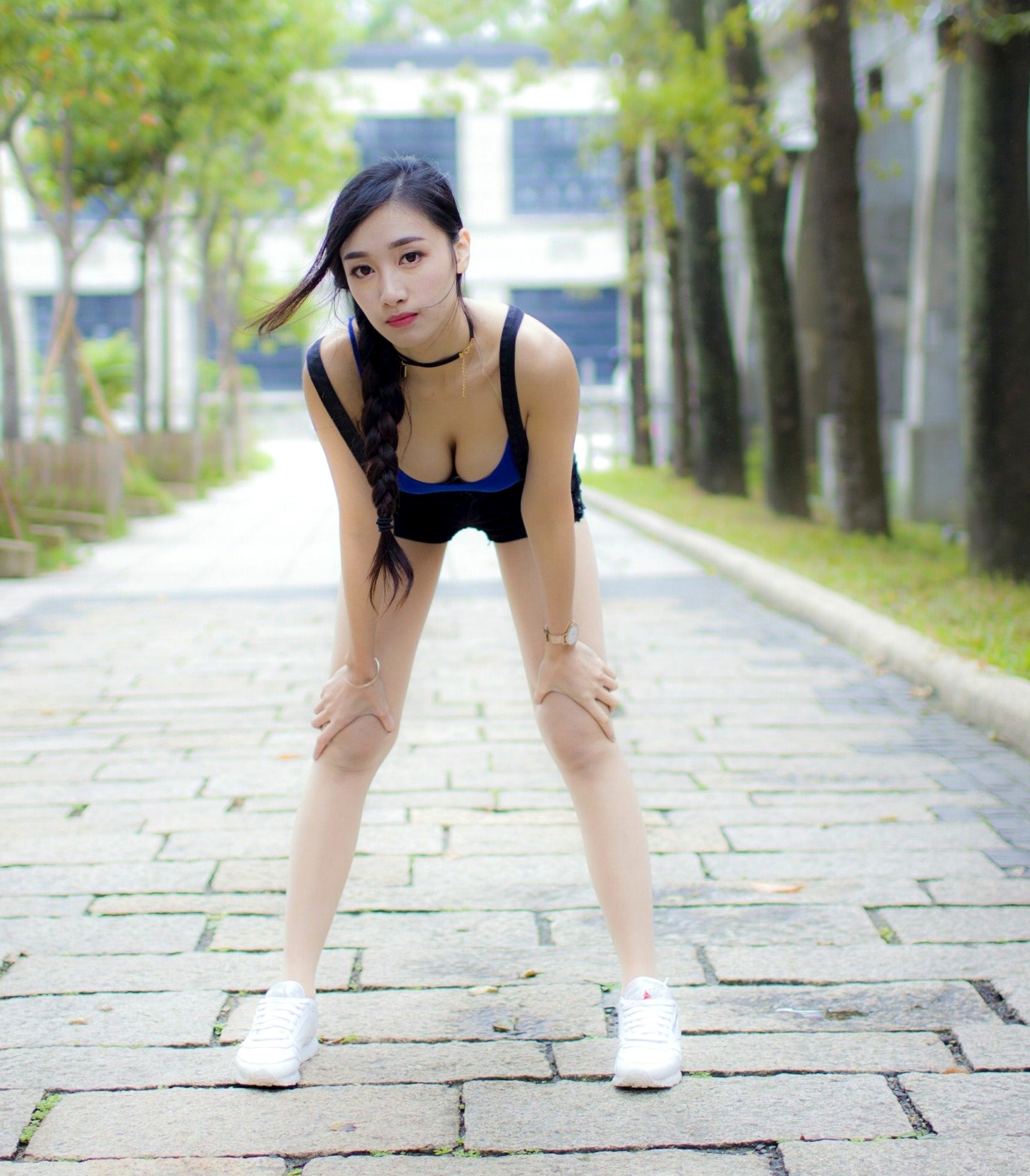 台湾正妹段璟乐松烟时装外拍：修身红裙性感街拍与百变私服写真集[32P]