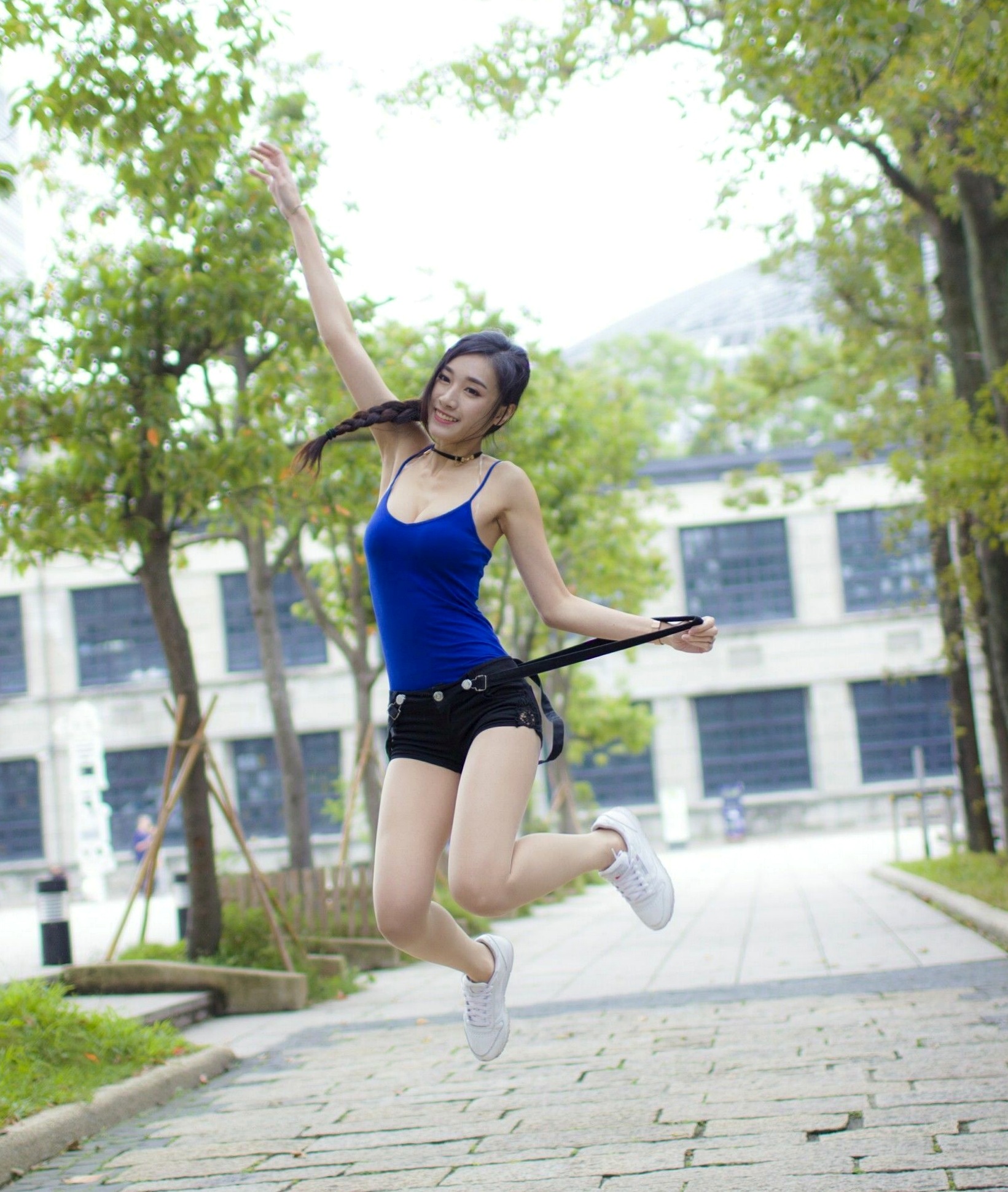 台湾正妹段璟乐松烟时装外拍：修身红裙性感街拍与百变私服写真集[32P]