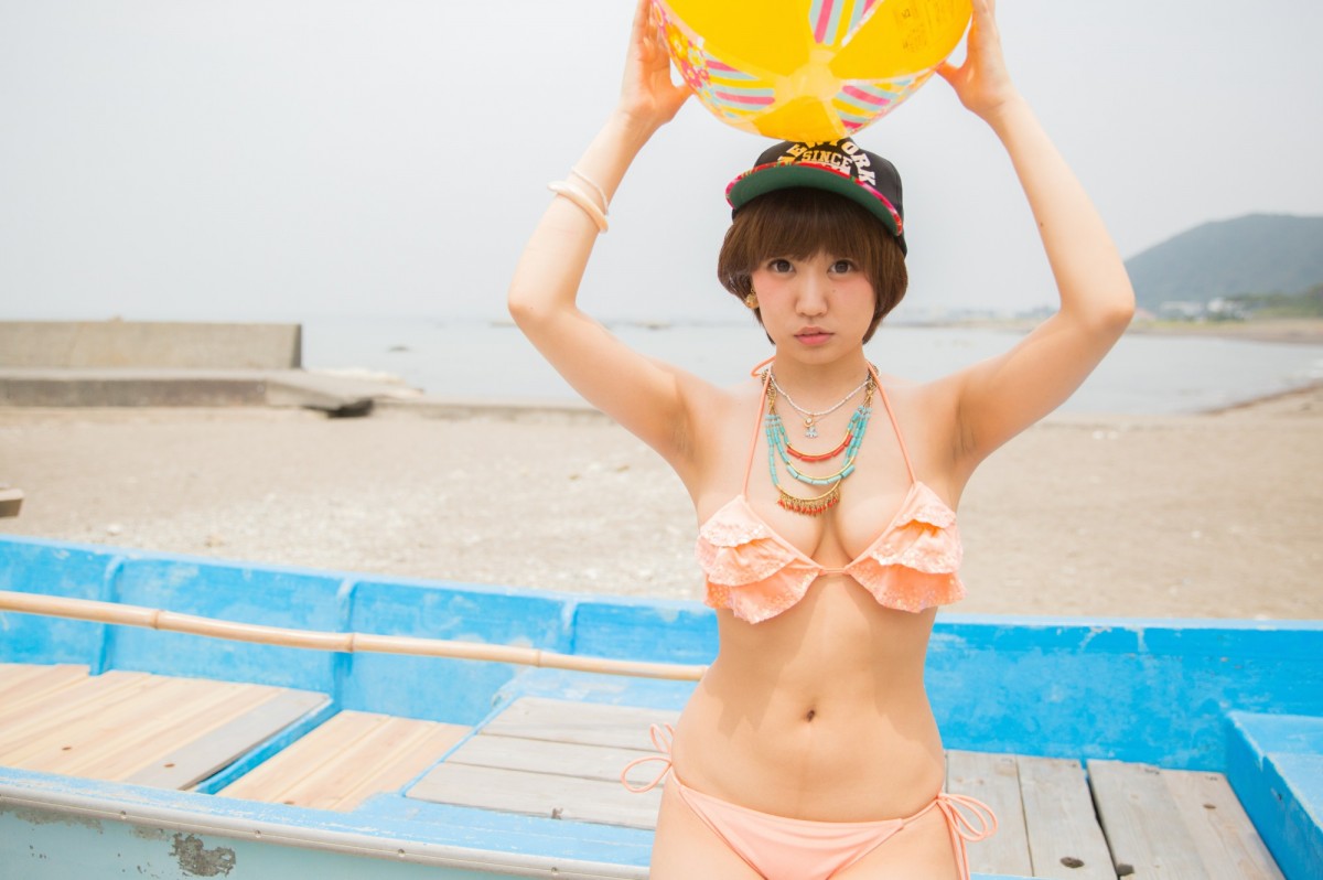 里美黎 短发美少女户外写真图