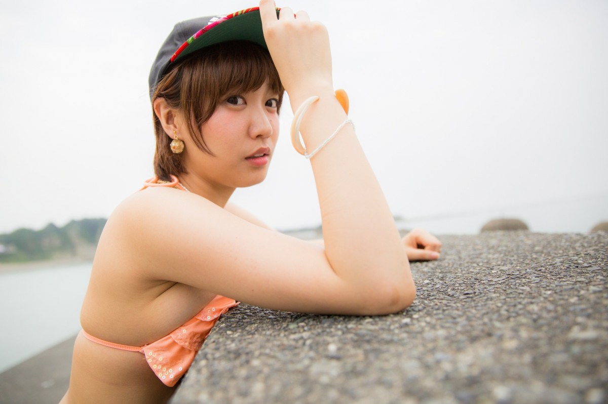 里美黎 短发美少女户外写真图