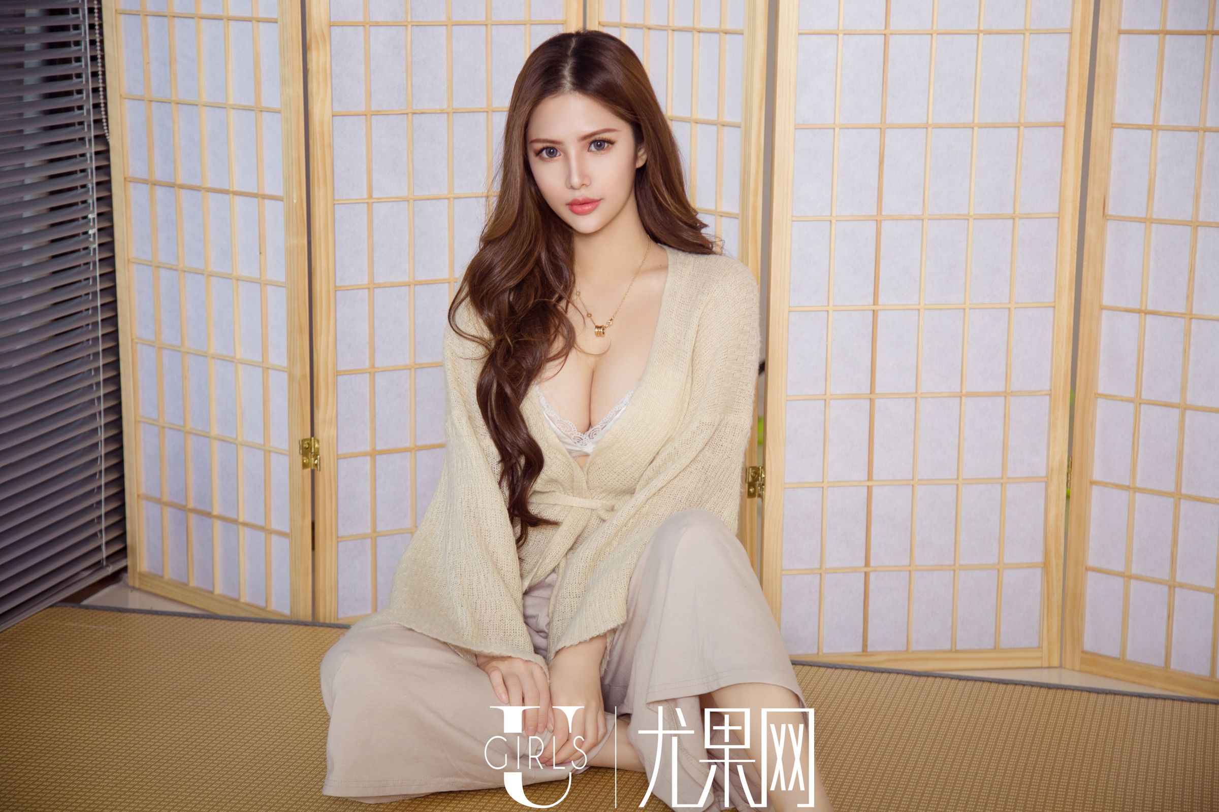 足球宝贝若彤boomboom 胡同巷子格子裙白内衣