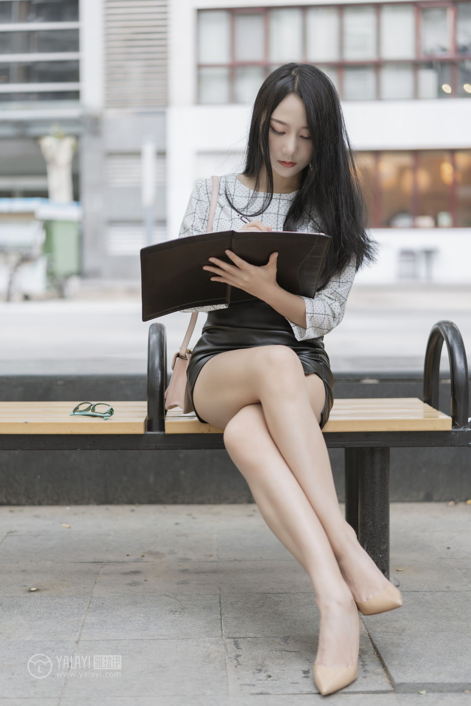 [YALAYI雅拉伊]高清写真图 2019.06.28 Vol.322 女白领的私生活1 何嘉颖