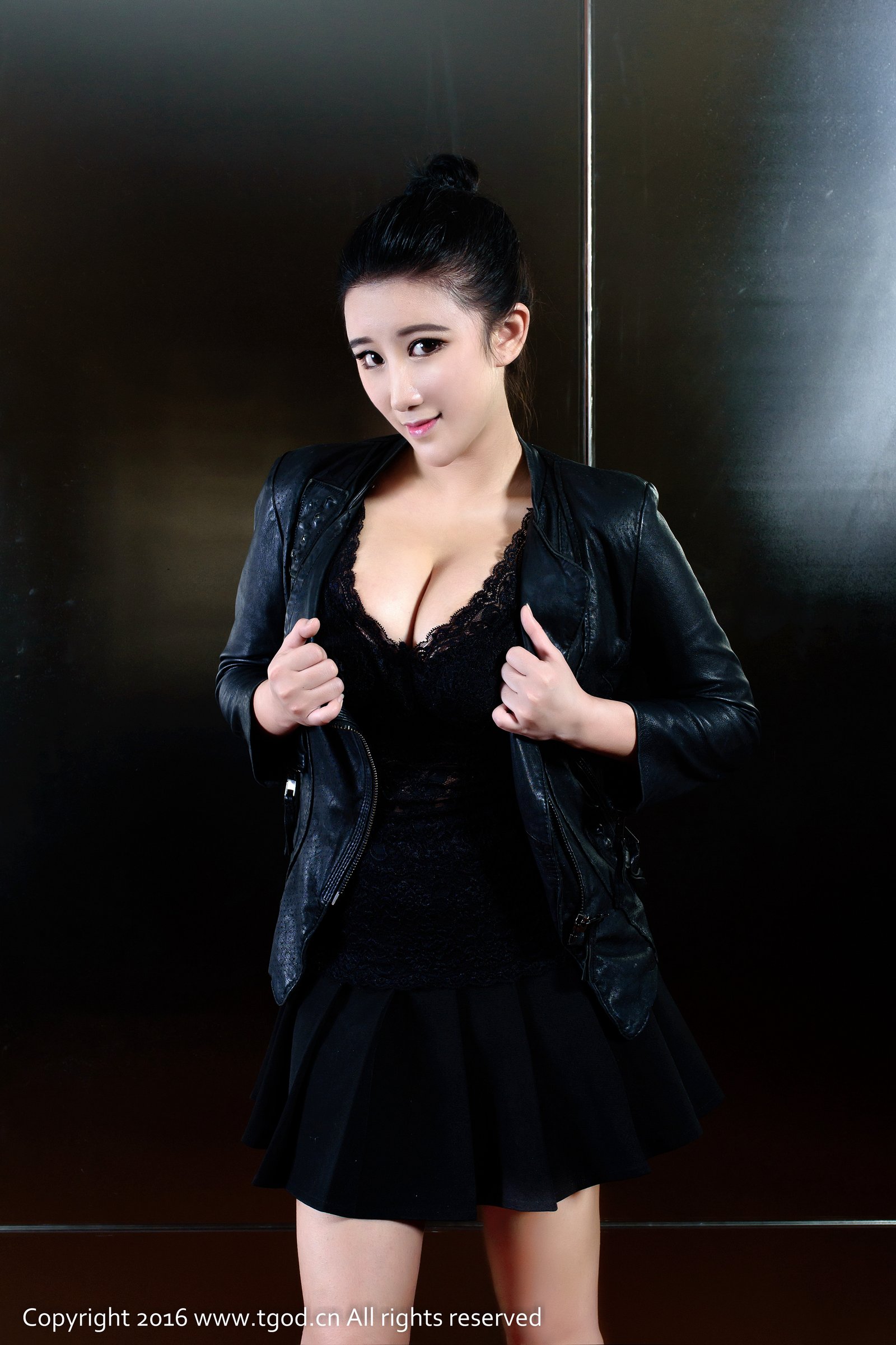 香港小紫藤 [TGOD推女神]高清写真图火辣焚身不自主