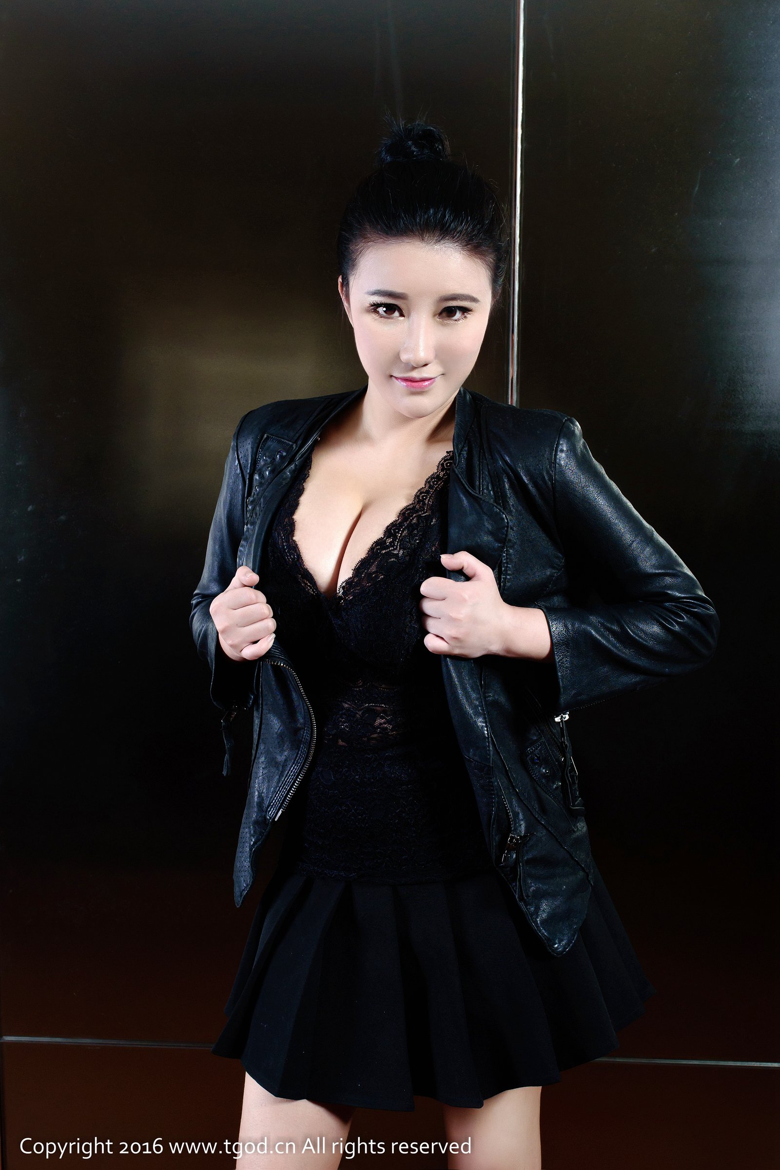 香港小紫藤 [TGOD推女神]高清写真图火辣焚身不自主