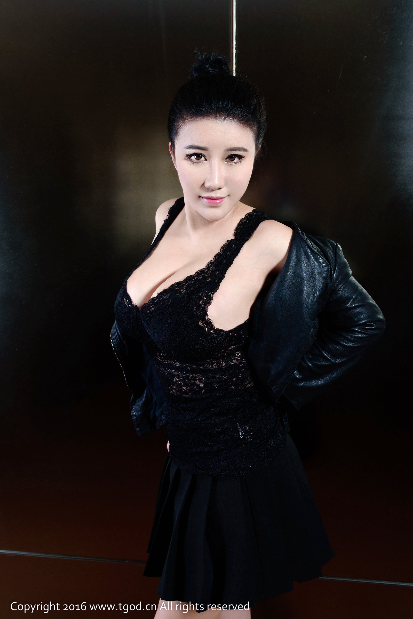 香港小紫藤 [TGOD推女神]高清写真图火辣焚身不自主