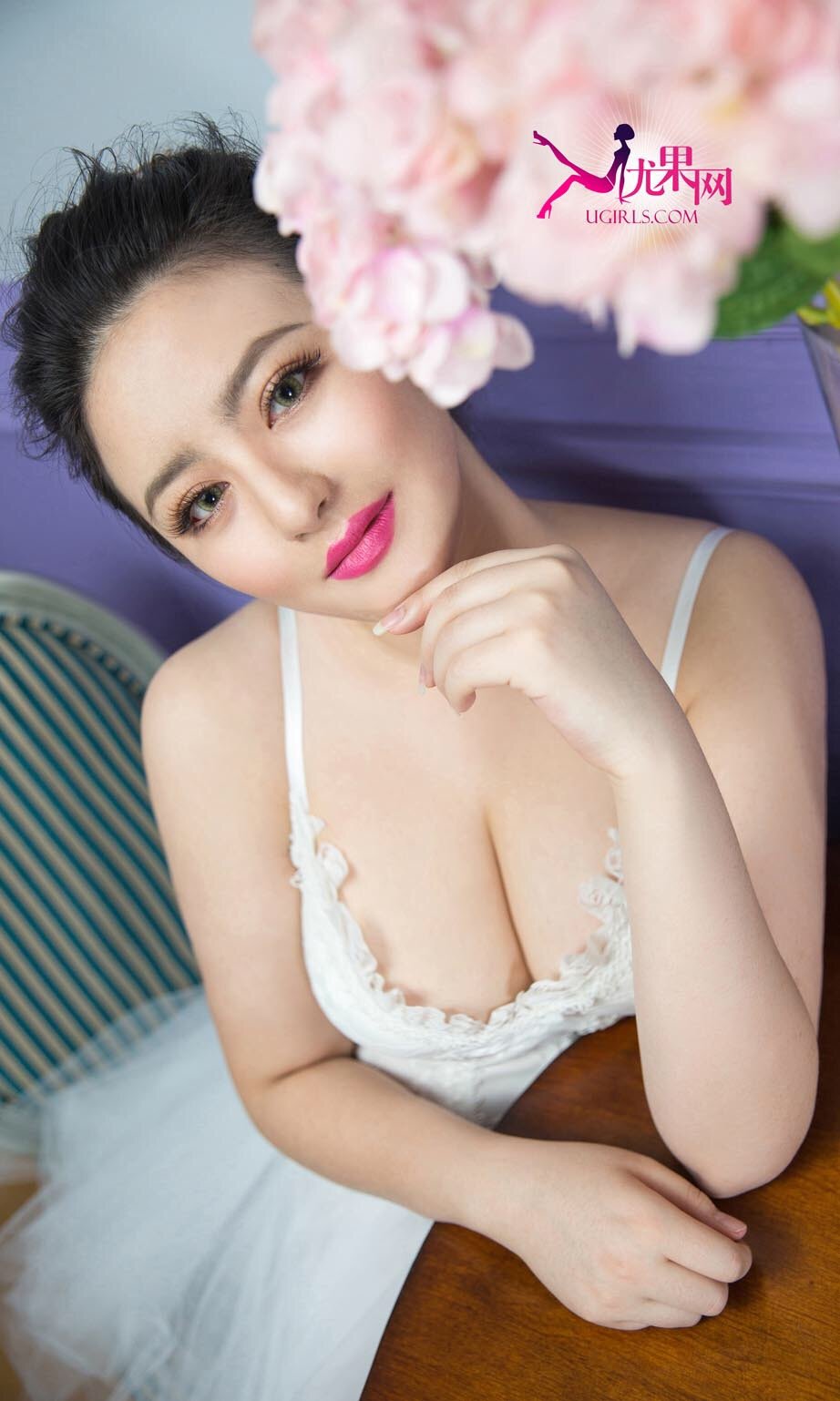 依蔓 [爱尤物]高清写真图心花怒放