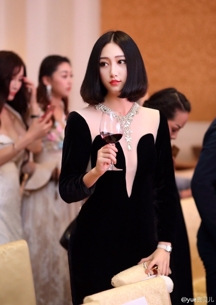 yue宝贝儿(王玥) 清新短发养眼写真图