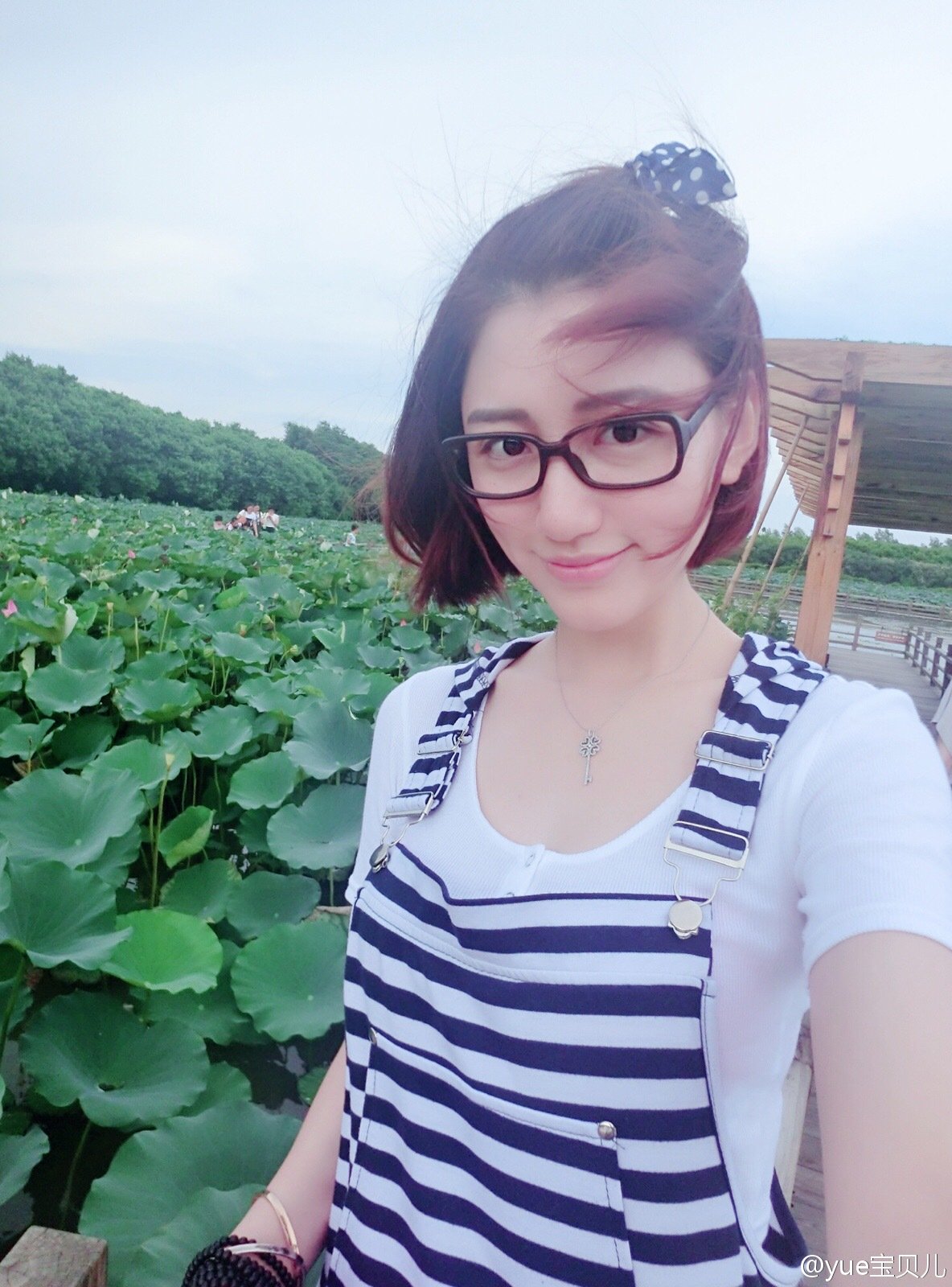 yue宝贝儿(王玥) 清新短发养眼写真图