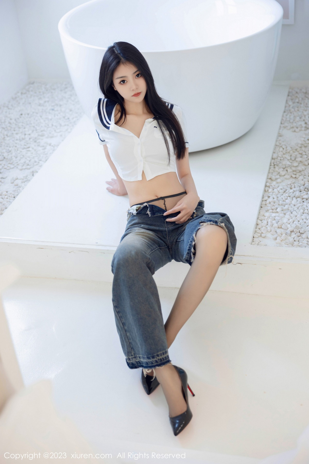 [XiuRen]高清写真图 2023.07.05 No.7027 可乐Vicky 黑丝美腿