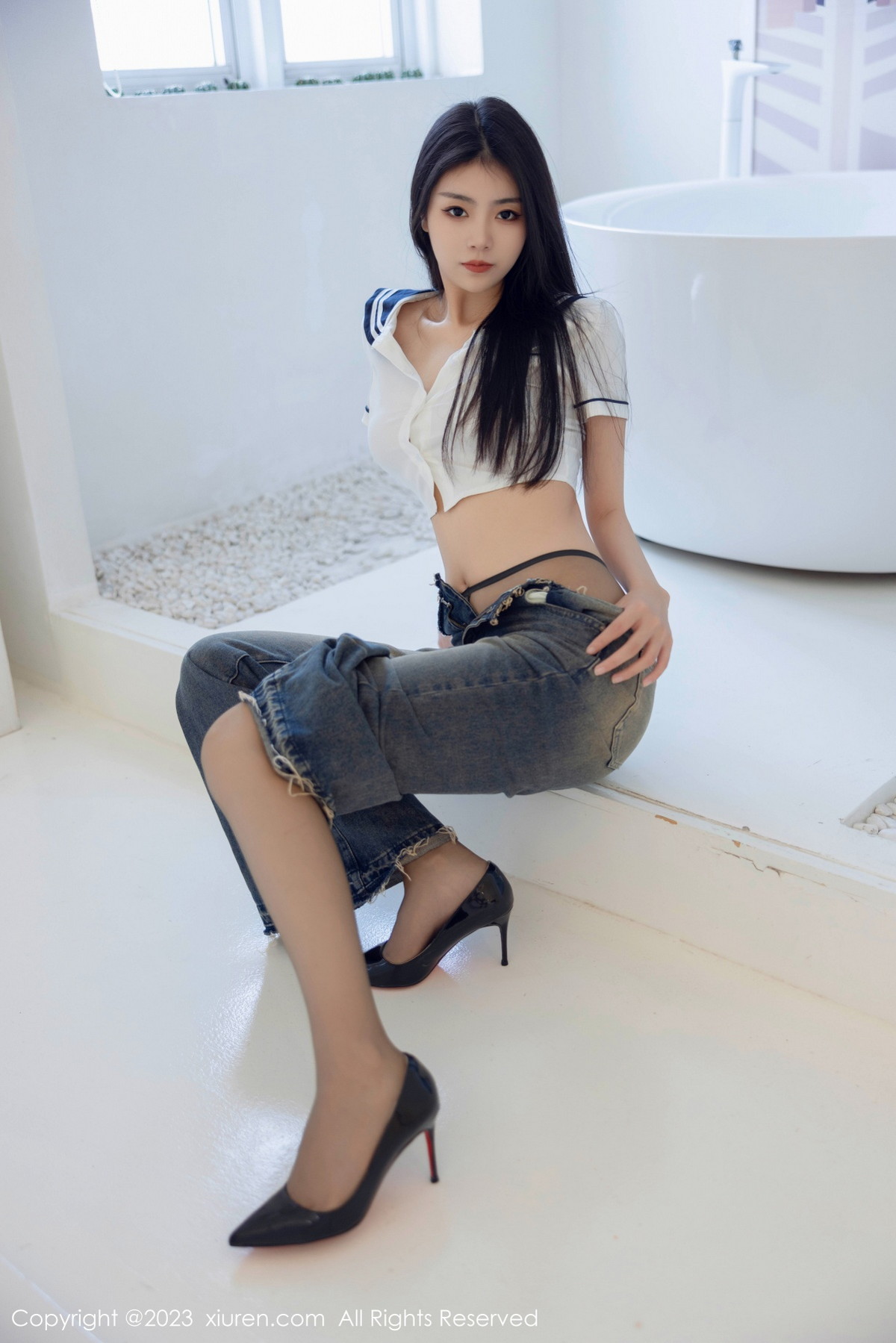 [XiuRen]高清写真图 2023.07.05 No.7027 可乐Vicky 黑丝美腿