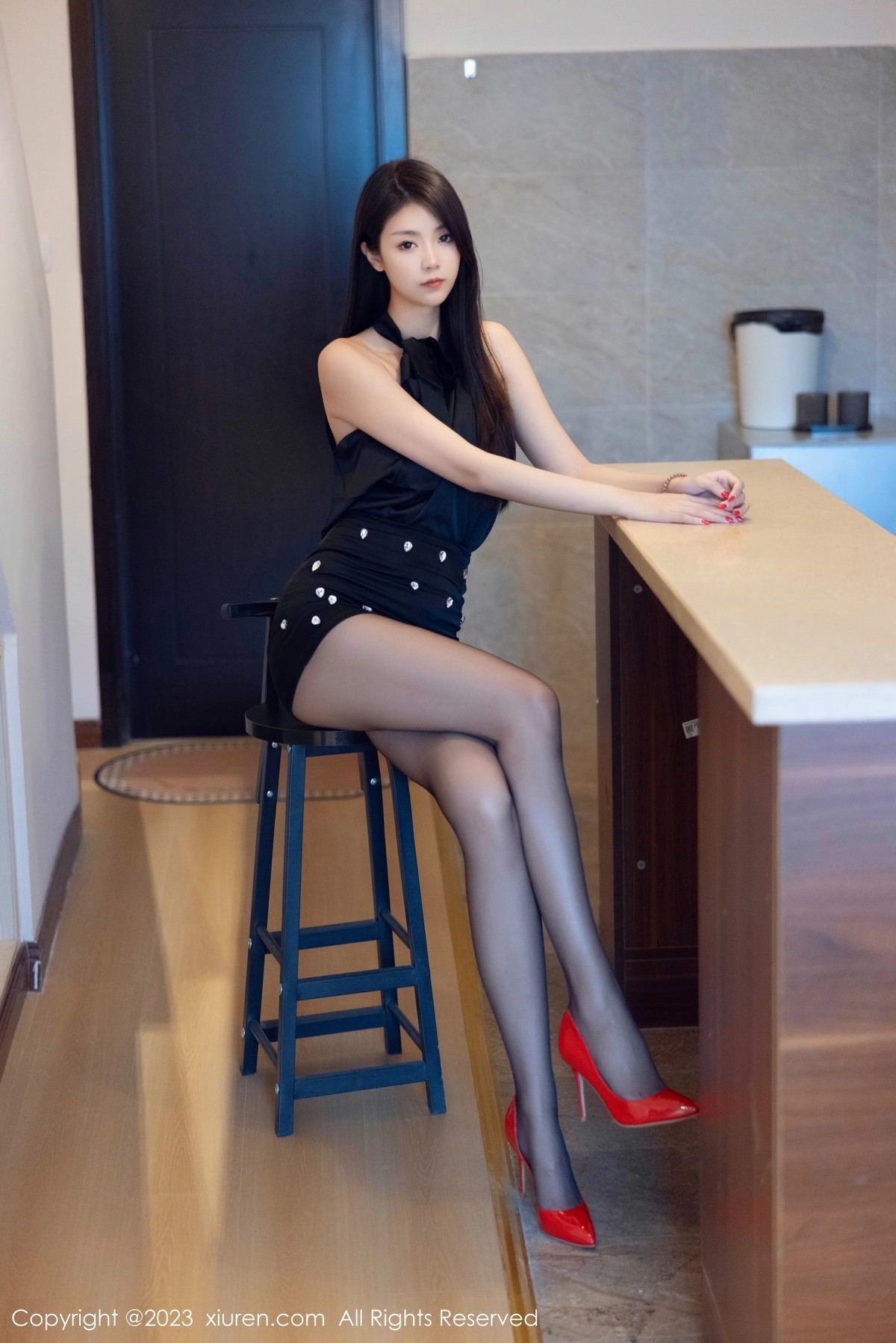[XiuRen]高清写真图 2023.10.19 No.7535 可乐Vicky 黑丝美腿
