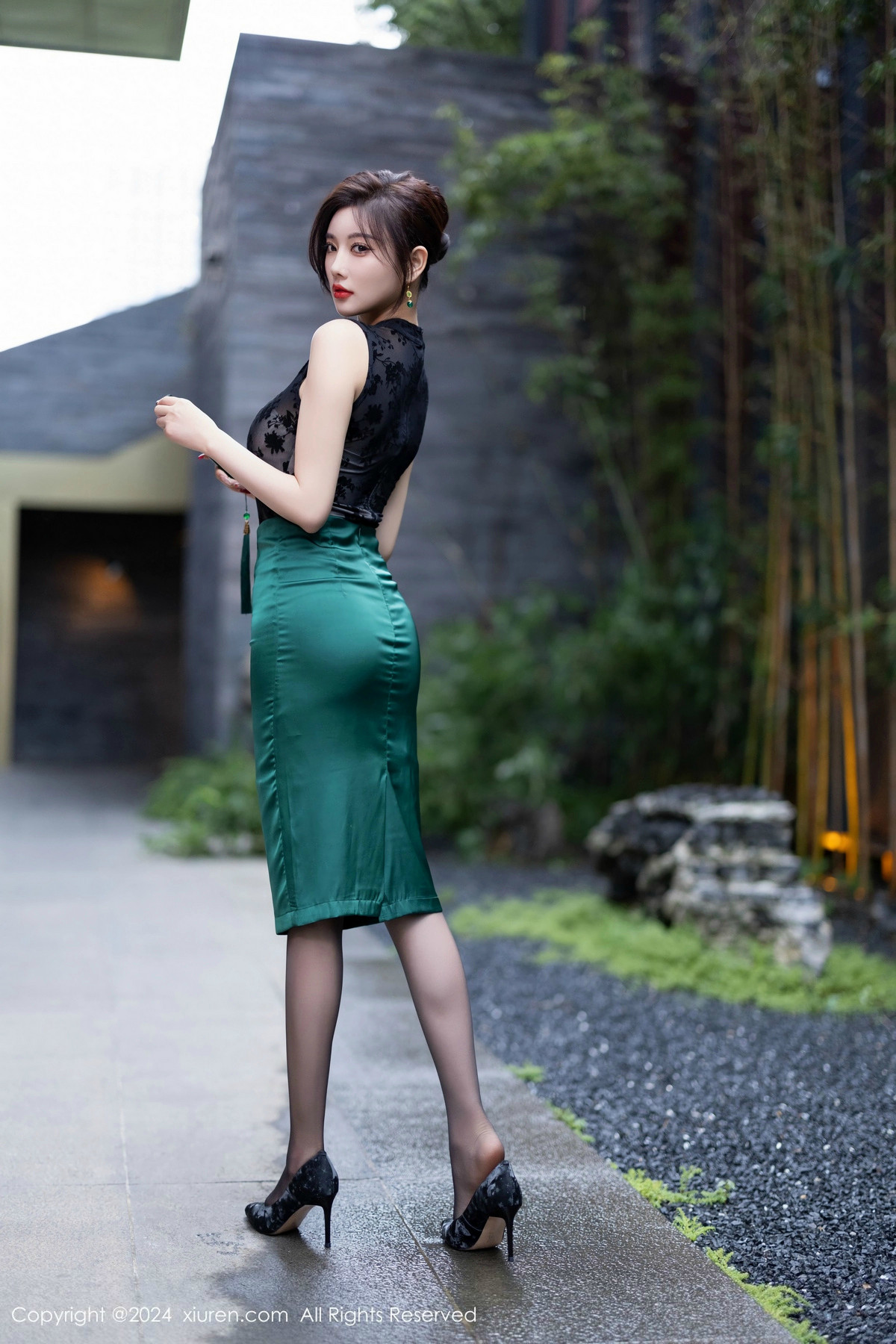 [XiuRen]高清写真图 2024.11.01 No.9384 杨晨晨Yome 黑丝美腿