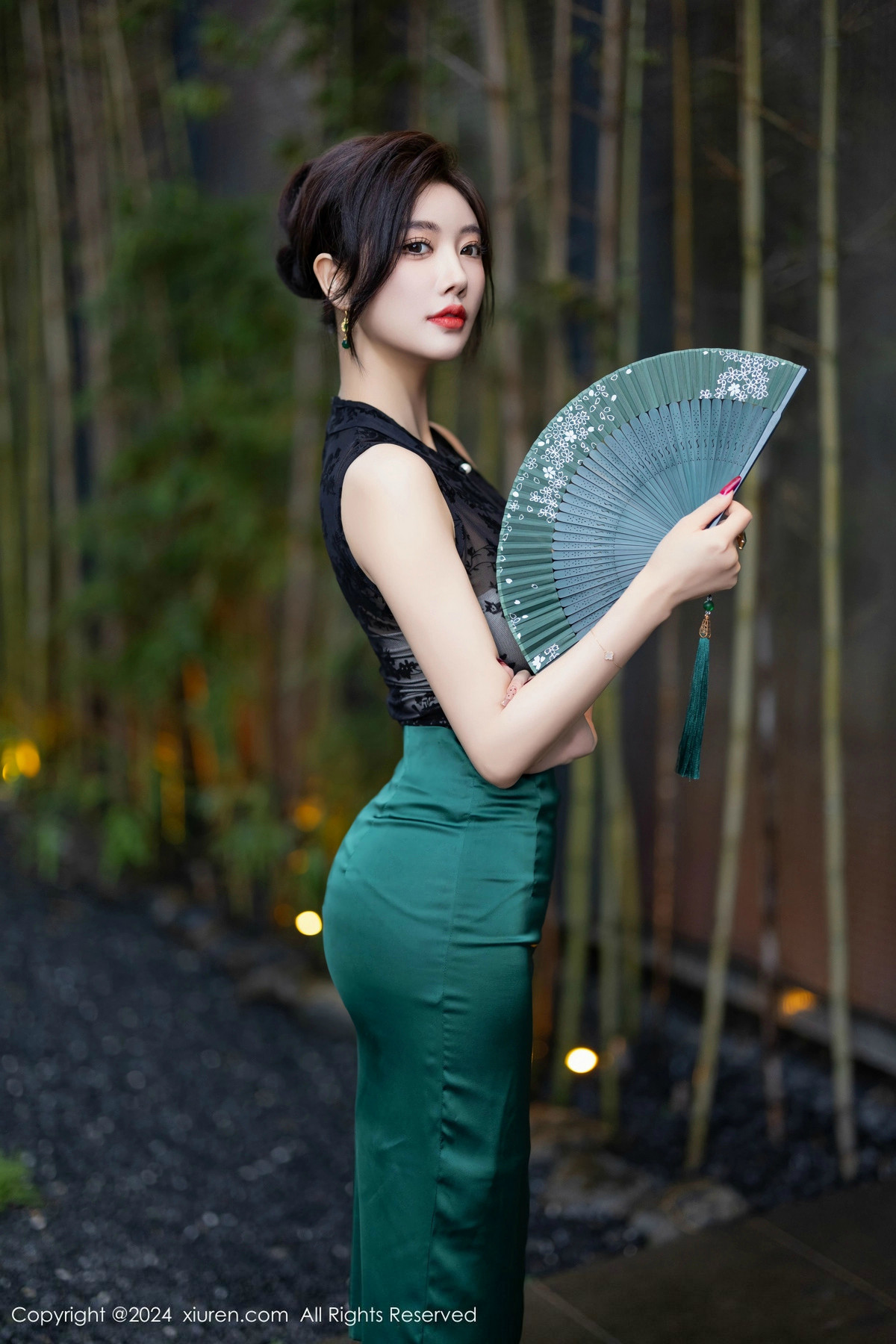 [XiuRen]高清写真图 2024.11.01 No.9384 杨晨晨Yome 黑丝美腿