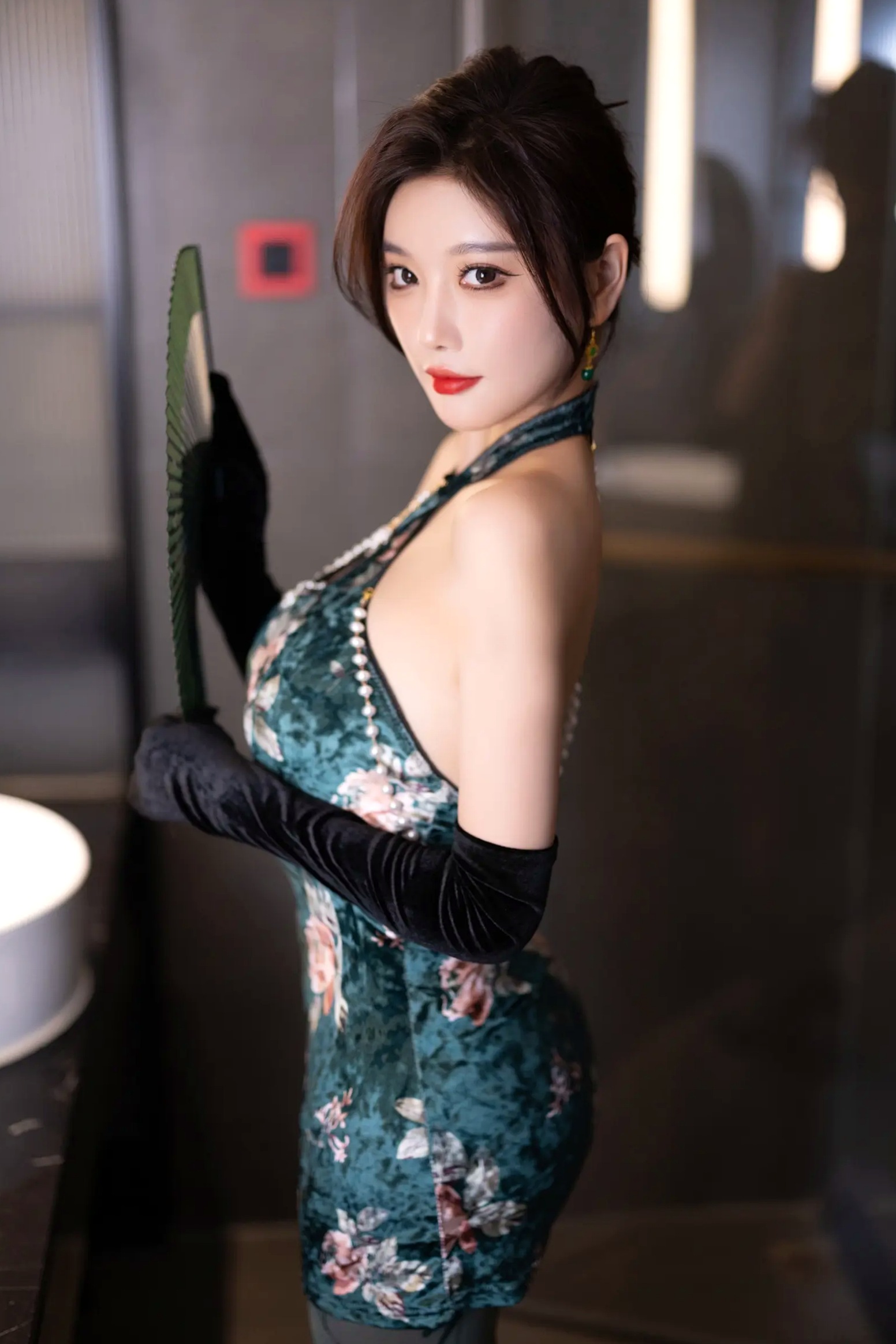 杨晨晨 - 绿色复古旗袍与蕾丝内衣私房照，优雅与性感的碰撞 [103P]