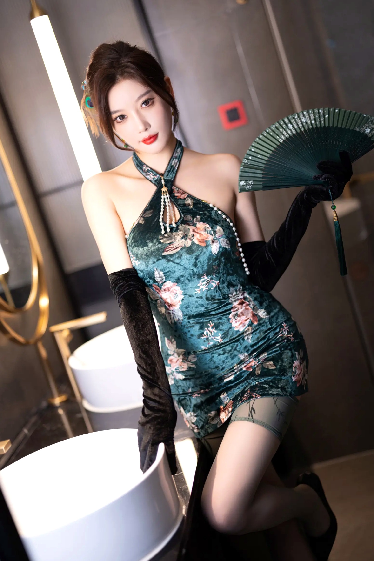 杨晨晨 - 绿色复古旗袍与蕾丝内衣私房照，优雅与性感的碰撞 [103P]