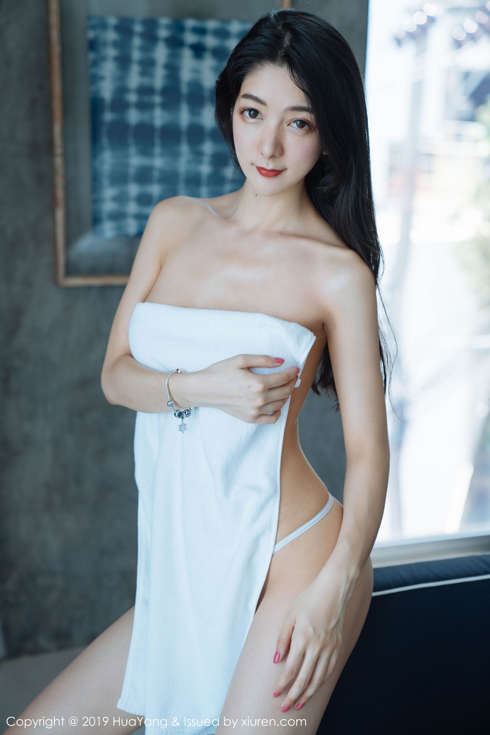 女神Angela喜欢猫 红色吊带浴巾裹身