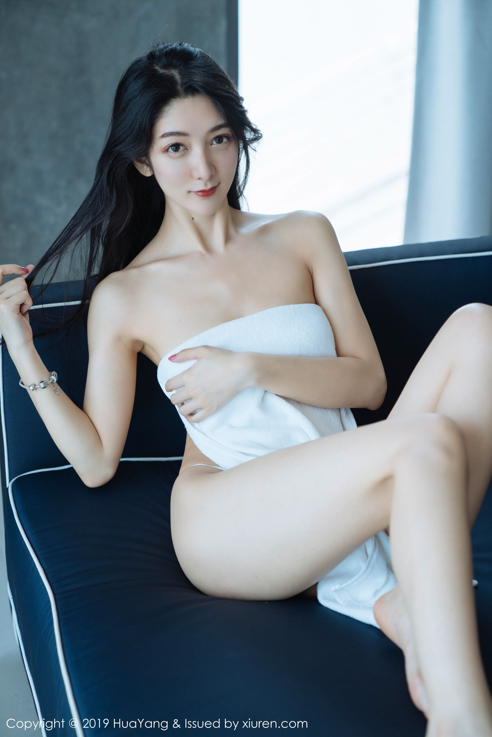 女神Angela喜欢猫 红色吊带浴巾裹身
