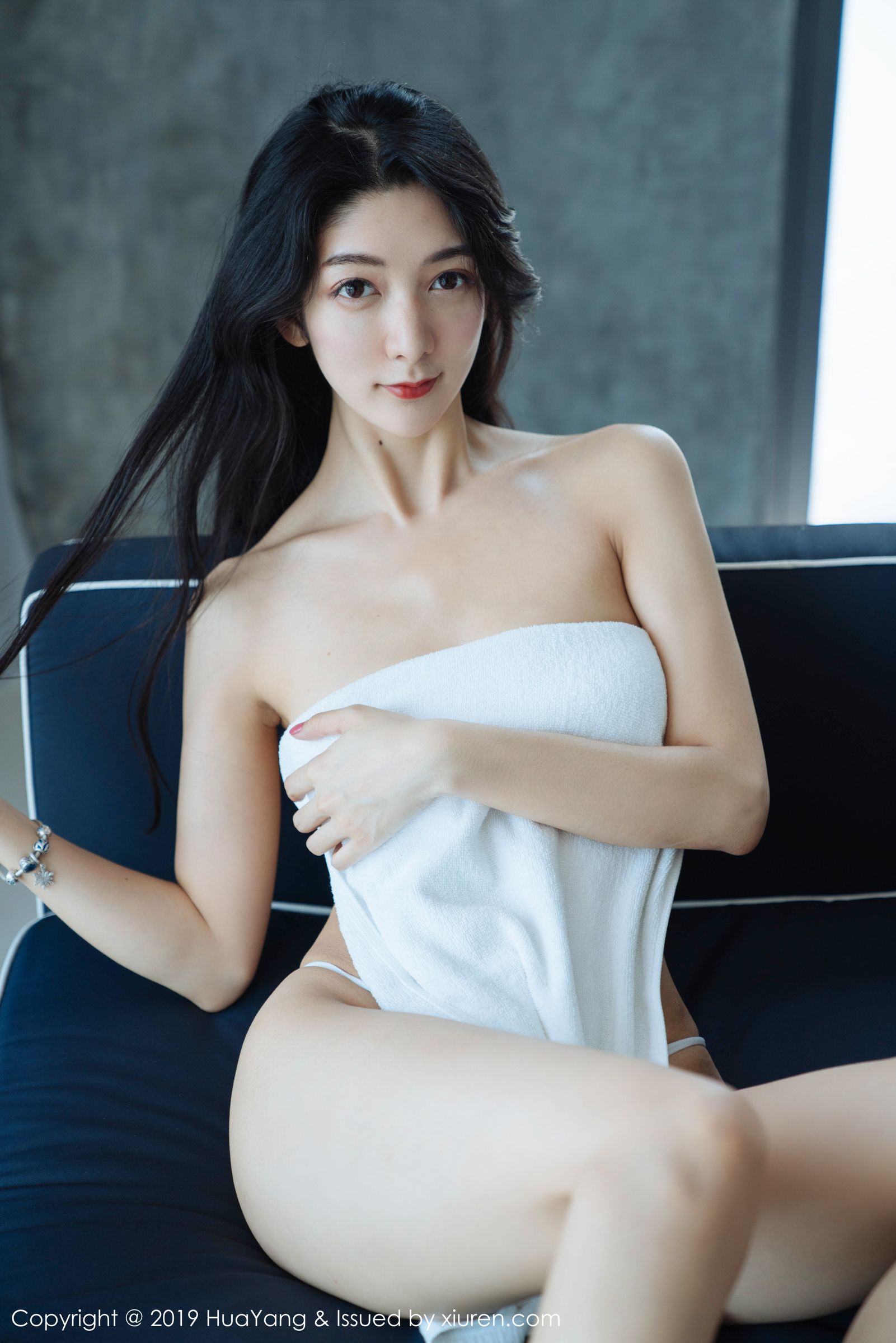 女神Angela喜欢猫 红色吊带浴巾裹身