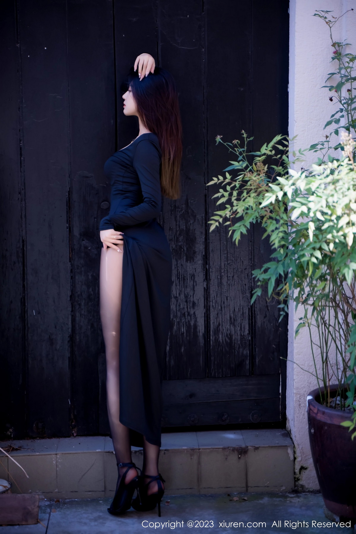 [XiuRen]高清写真图 2023.08.28 No.7293 冯木木LRIS 黑丝美腿