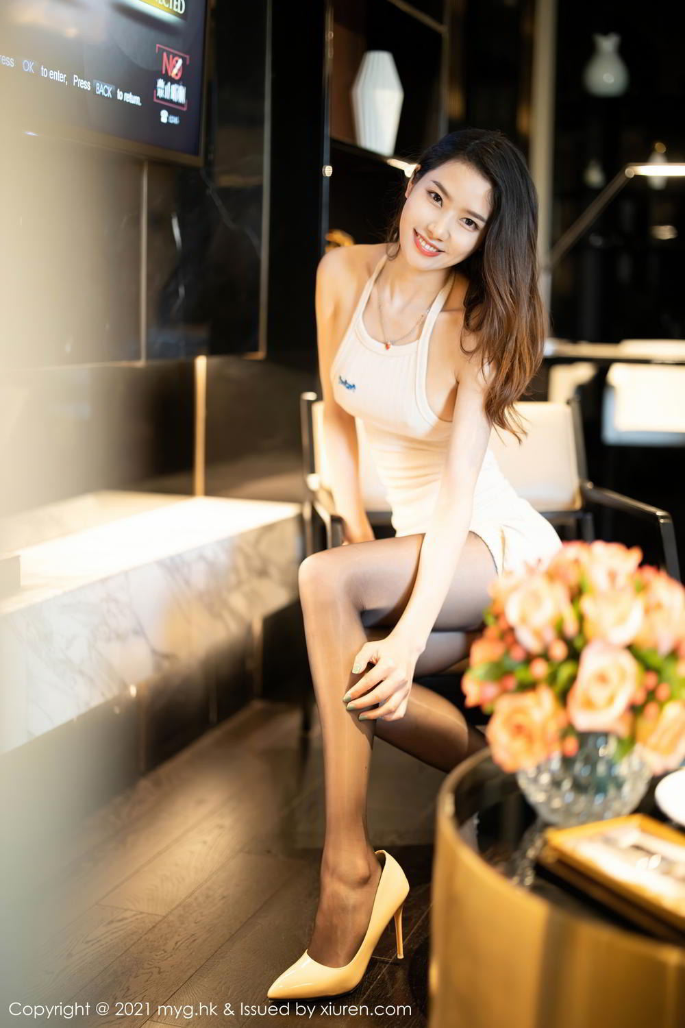 骨感美人方子萱 白色长裙妩媚呈现