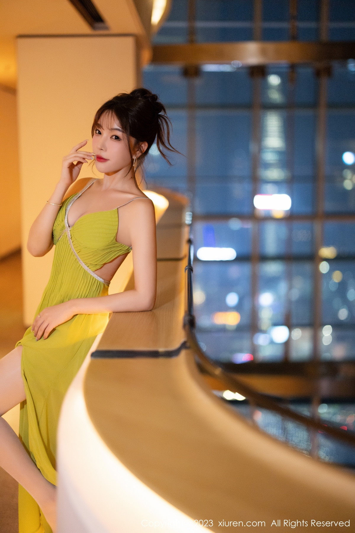 [XiuRen]高清写真图 2023.11.21 No.7696 徐莉芝Booty 长裙美腿