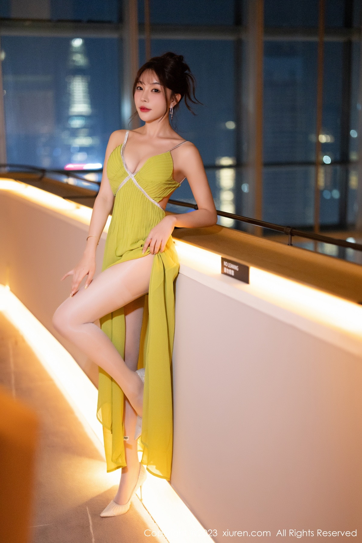 [XiuRen]高清写真图 2023.11.21 No.7696 徐莉芝Booty 长裙美腿