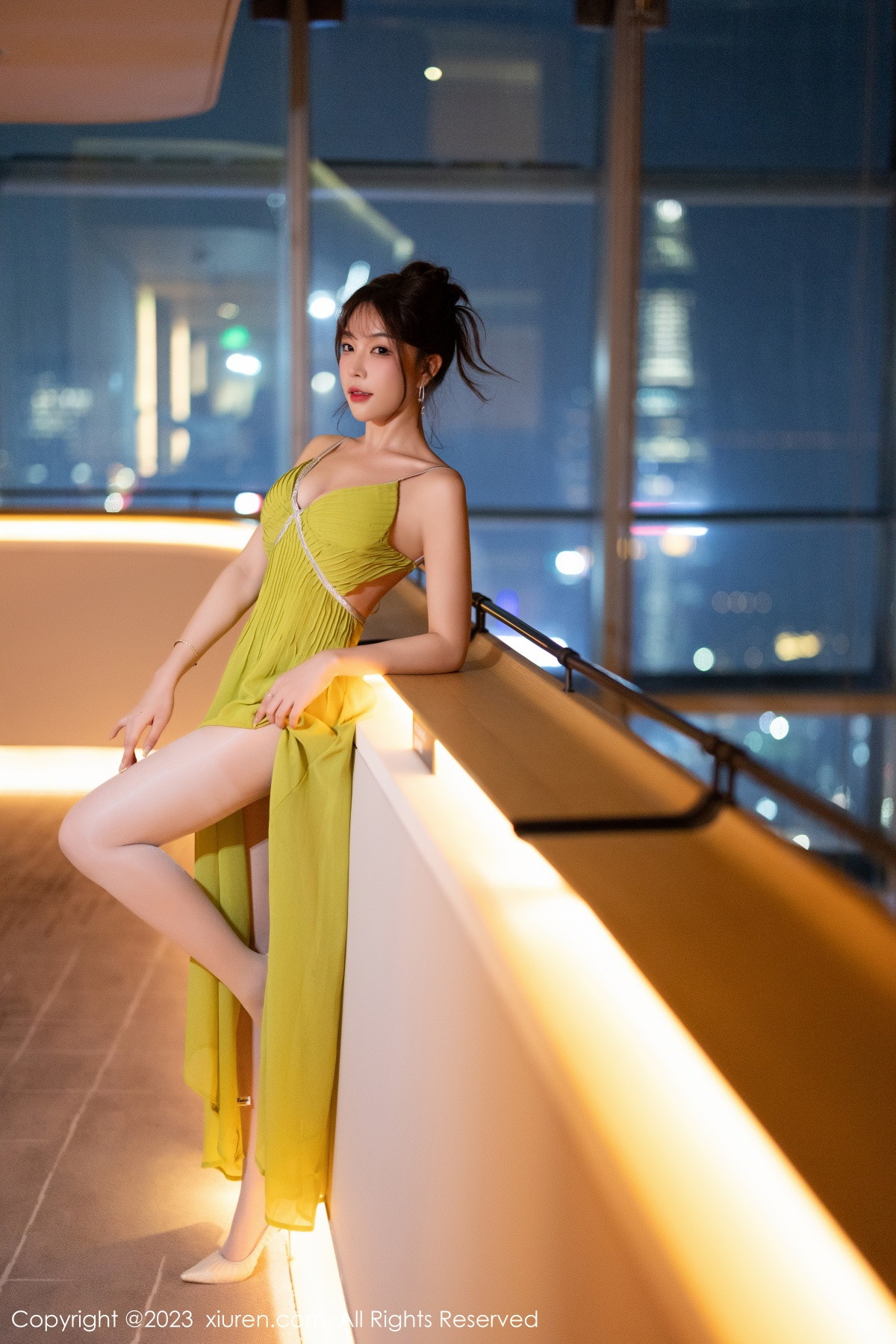 [XiuRen]高清写真图 2023.11.21 No.7696 徐莉芝Booty 长裙美腿