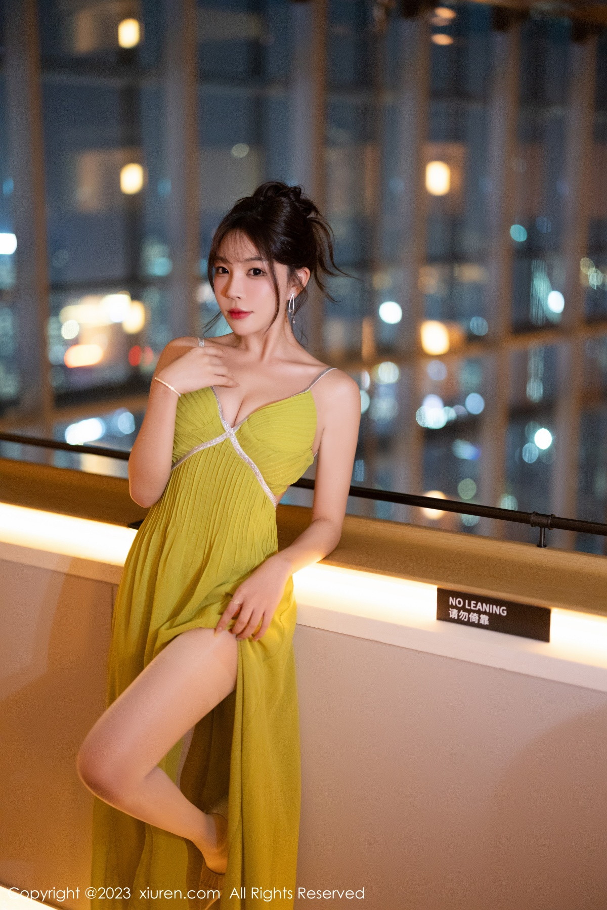 [XiuRen]高清写真图 2023.11.21 No.7696 徐莉芝Booty 长裙美腿
