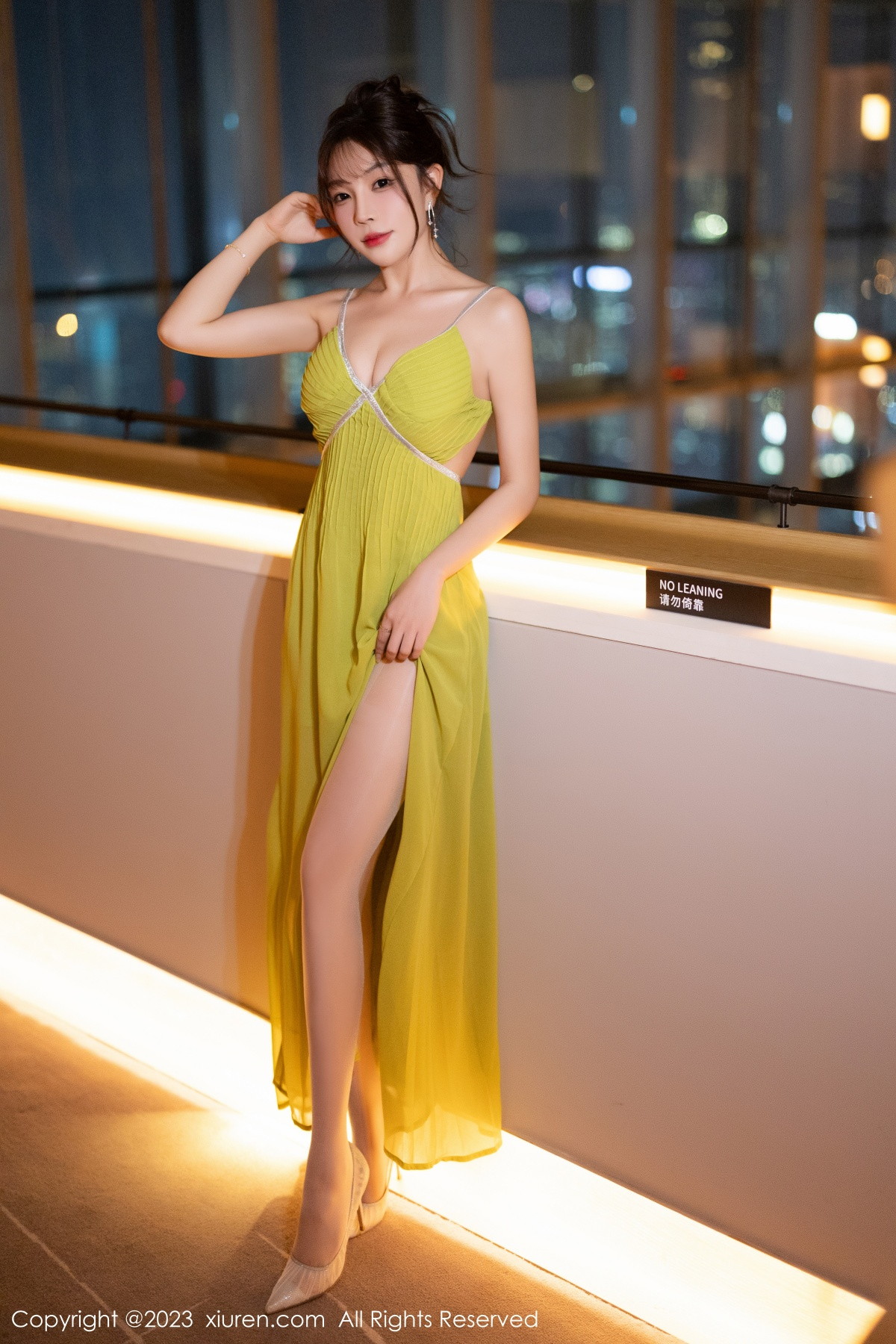 [XiuRen]高清写真图 2023.11.21 No.7696 徐莉芝Booty 长裙美腿