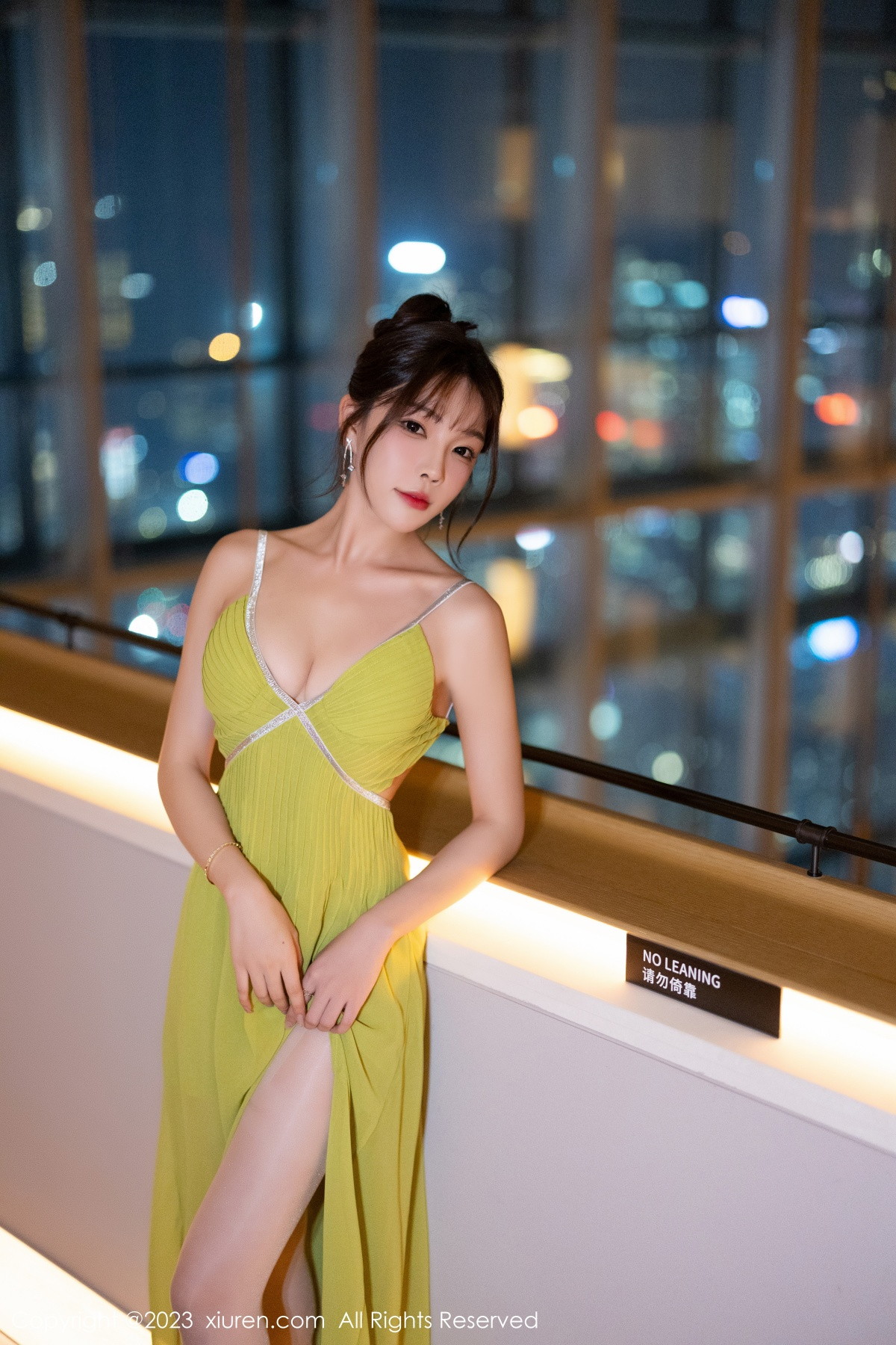 [XiuRen]高清写真图 2023.11.21 No.7696 徐莉芝Booty 长裙美腿