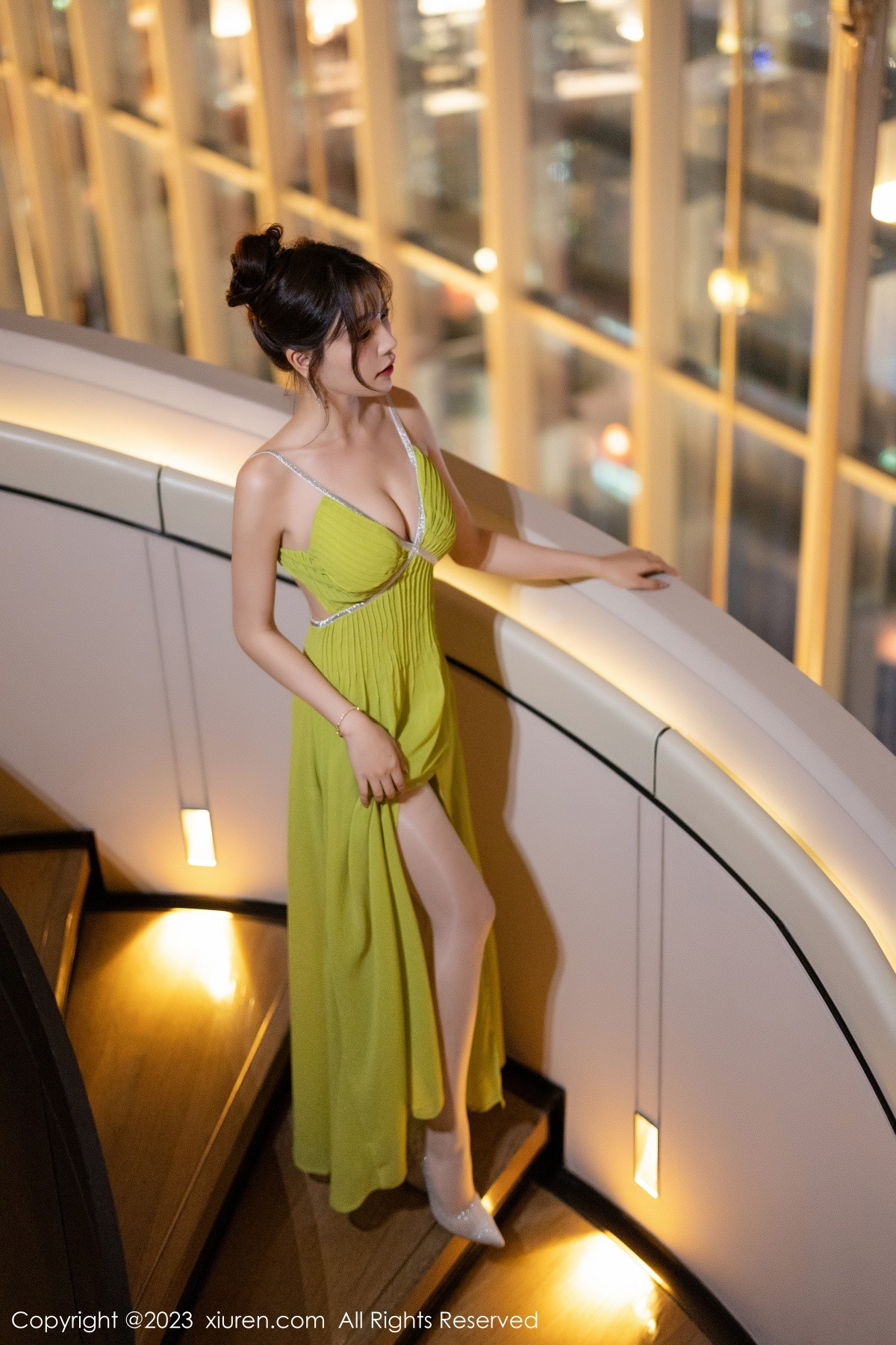[XiuRen]高清写真图 2023.11.21 No.7696 徐莉芝Booty 长裙美腿