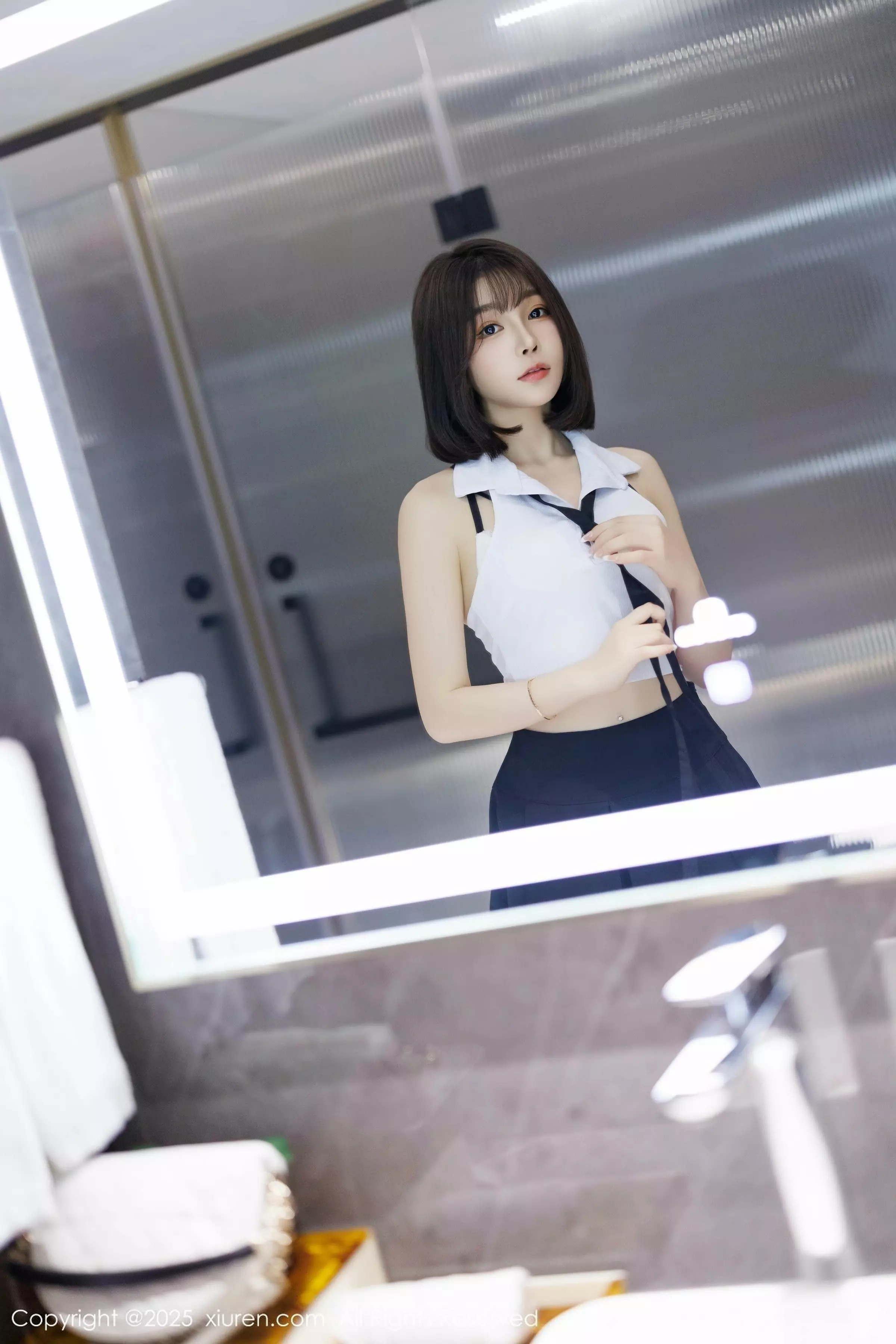 [XiuRen]高清写真图 2025.03.20 No.10048 徐莉芝Booty 婀娜妩媚