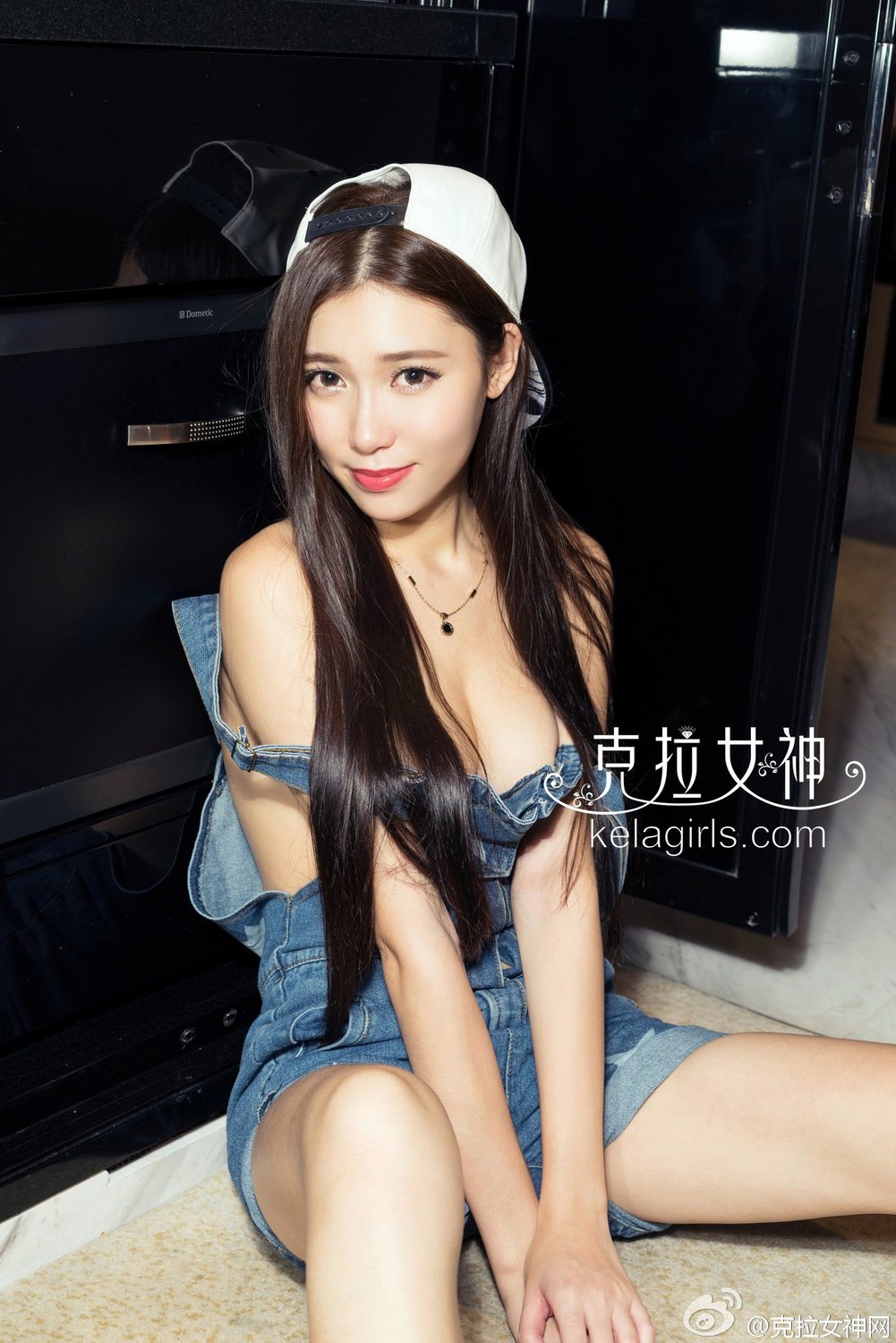 七七-『克拉女神』 背带牛仔裤下的真空C杯酥胸