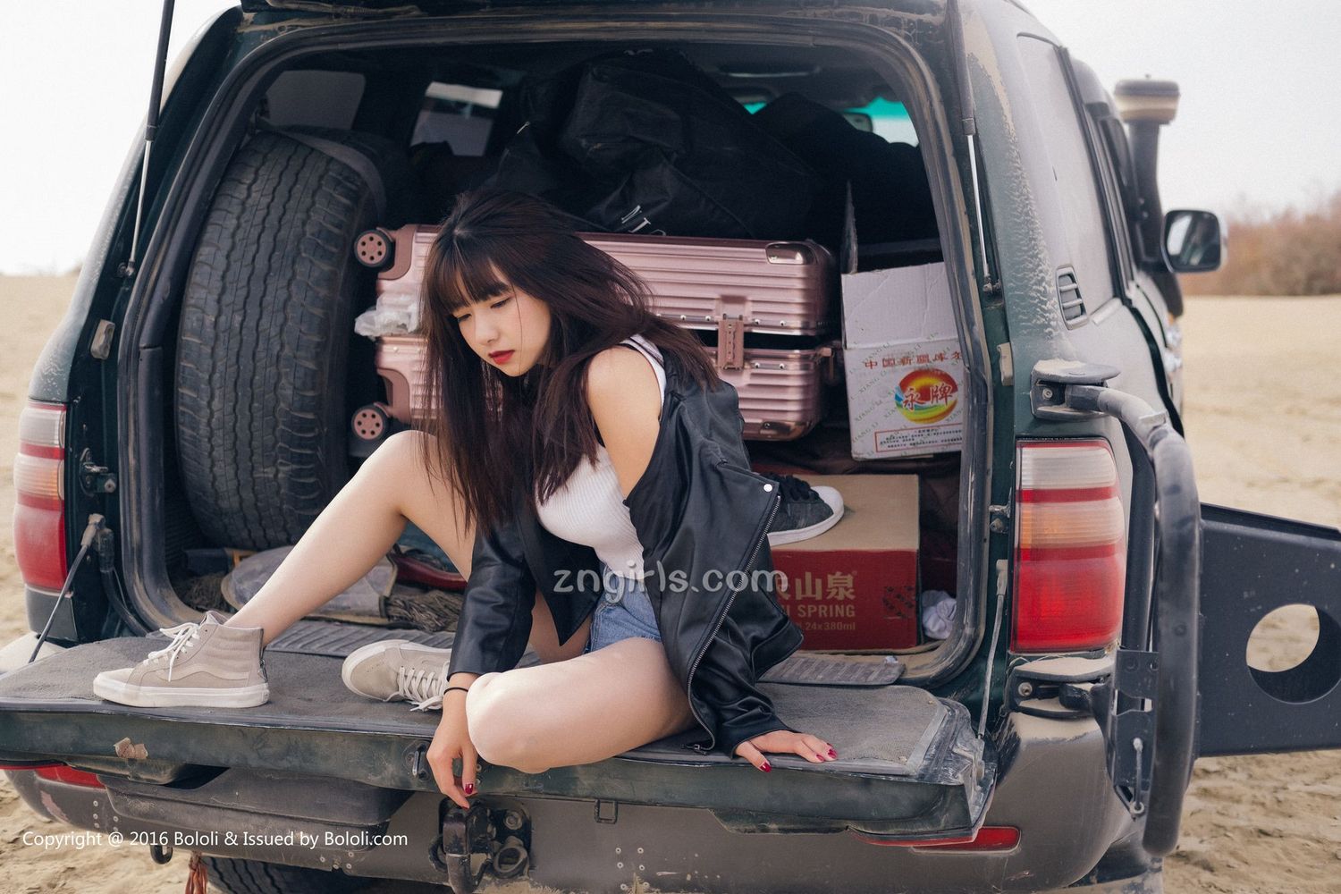 周闻 [Kimoe激萌文化]高清写真图KIM.010 沙漠机车女
