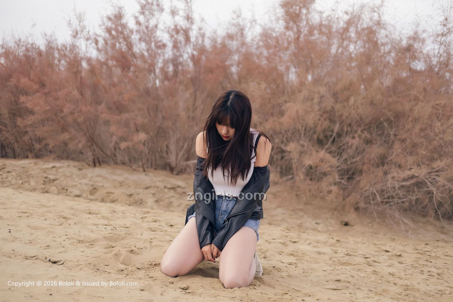 周闻 [Kimoe激萌文化]高清写真图KIM.010 沙漠机车女
