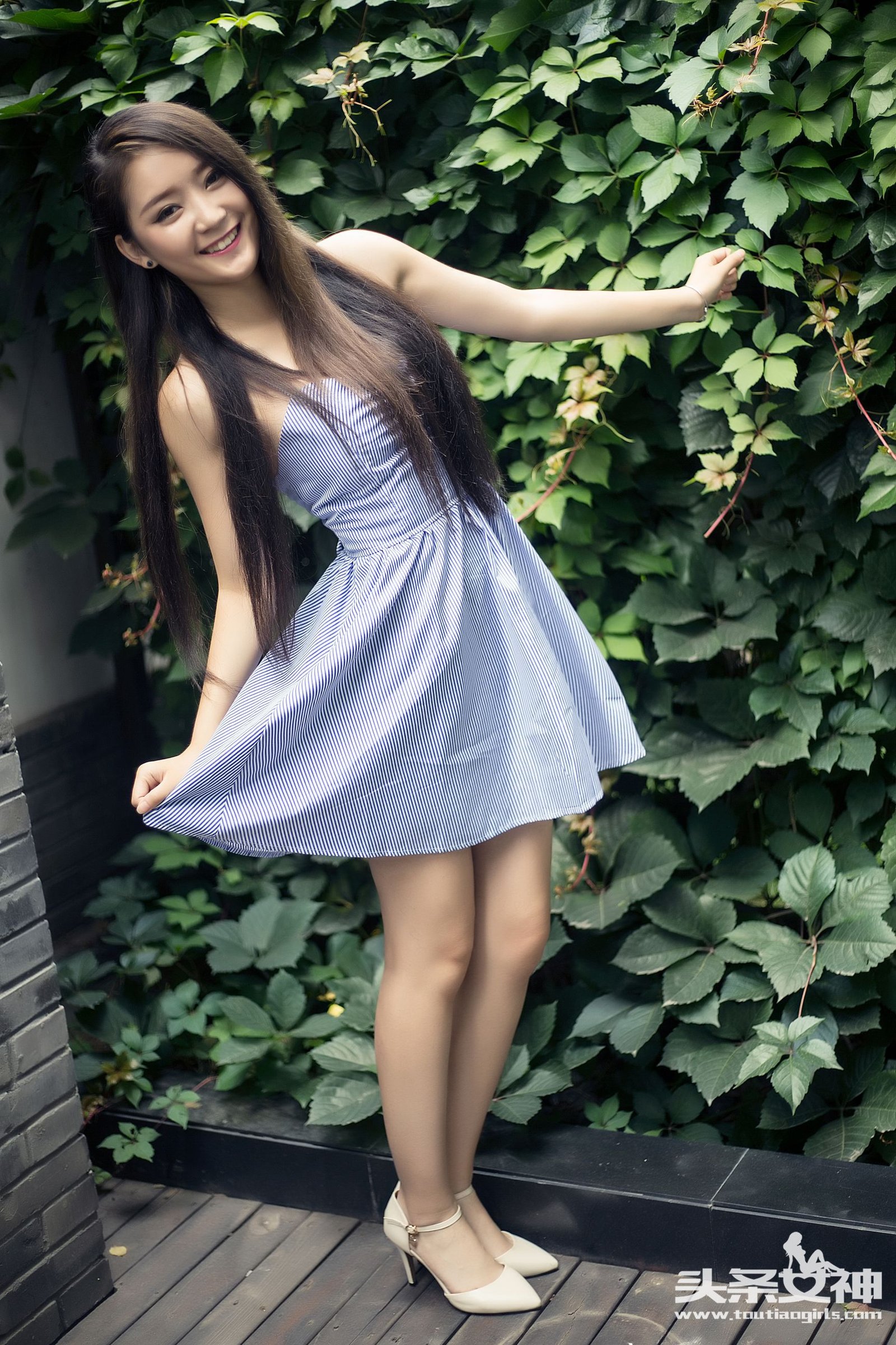 小雅 [TouTiao头条女神]高清写真图2016-08-10 悦动蓝精灵
