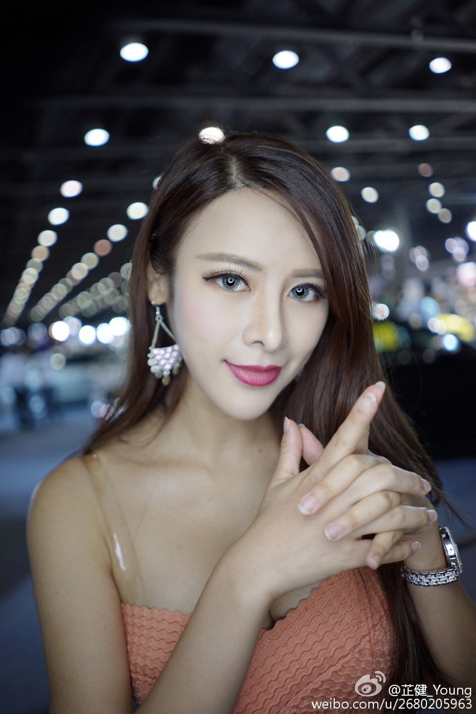 芷健Young 艳丽赛车女郎美照