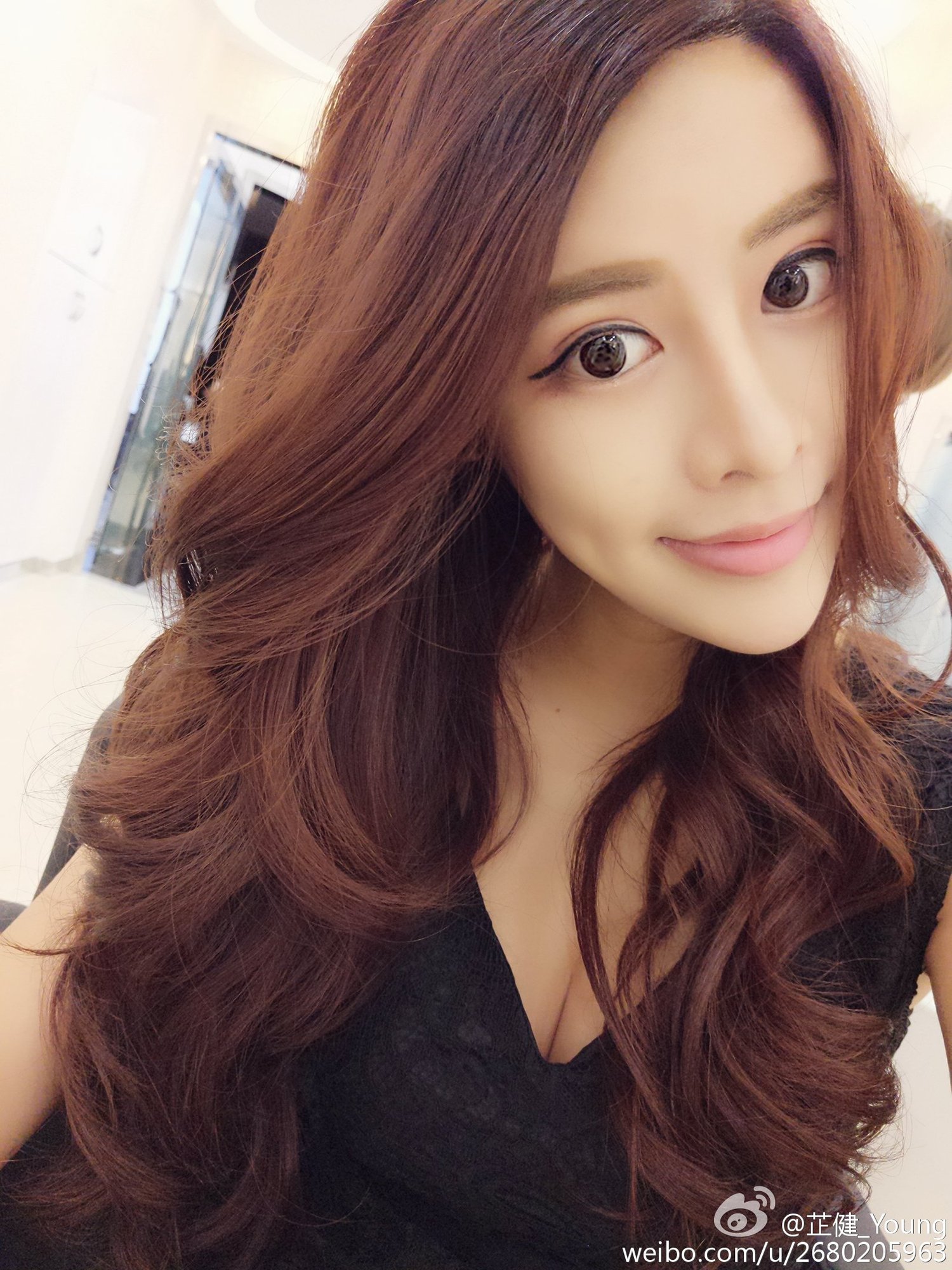 芷健Young 艳丽赛车女郎美照
