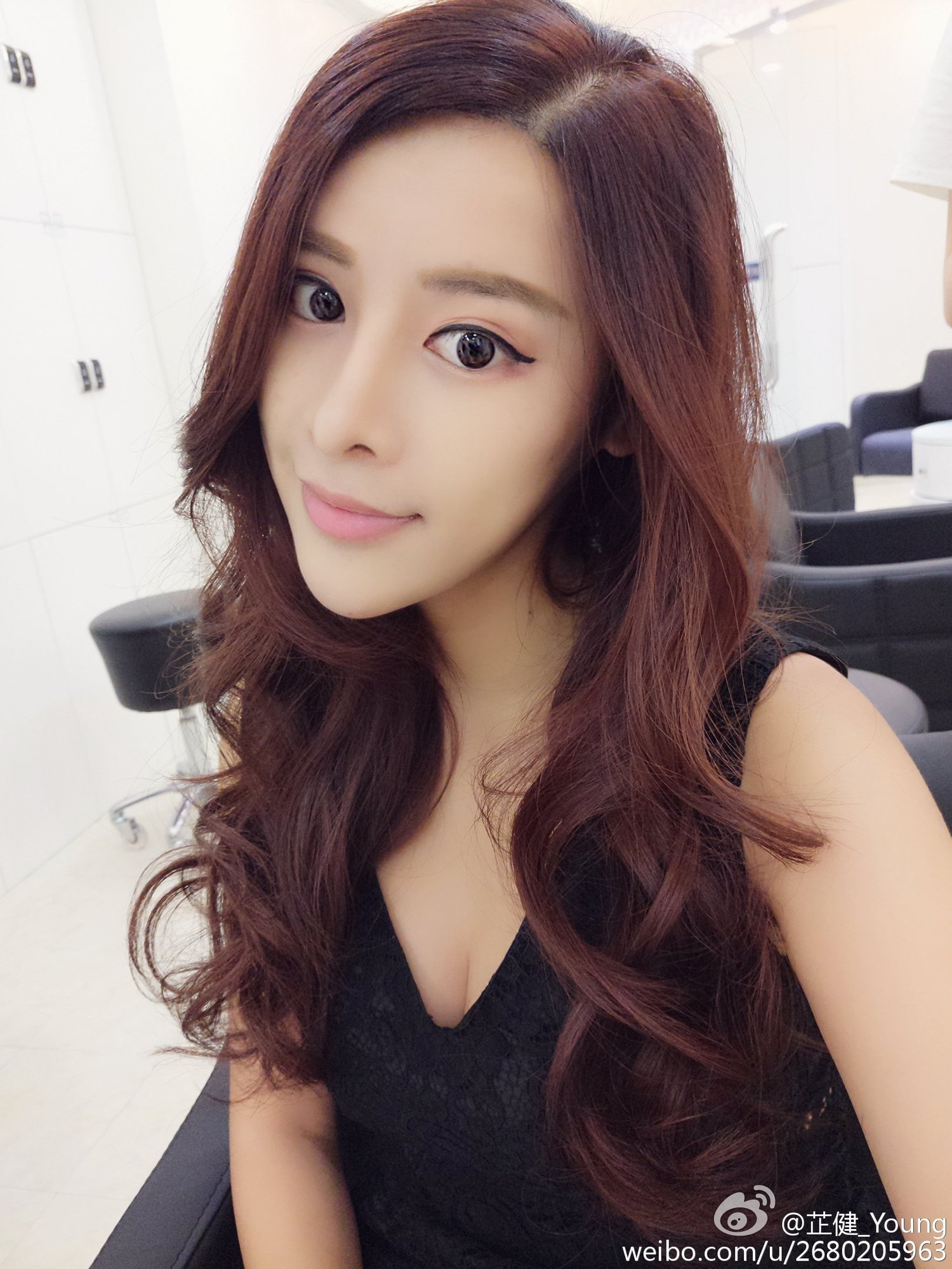 芷健Young 艳丽赛车女郎美照
