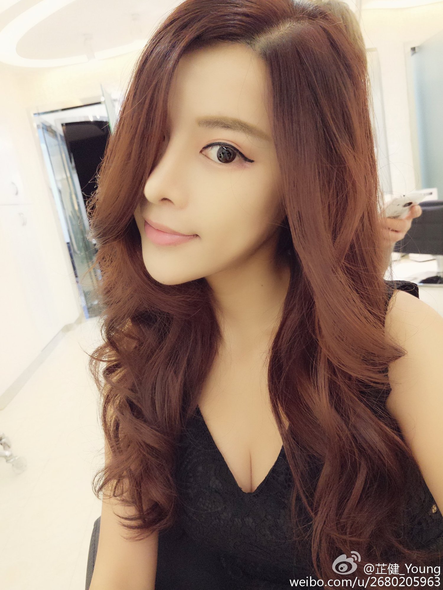 芷健Young 艳丽赛车女郎美照