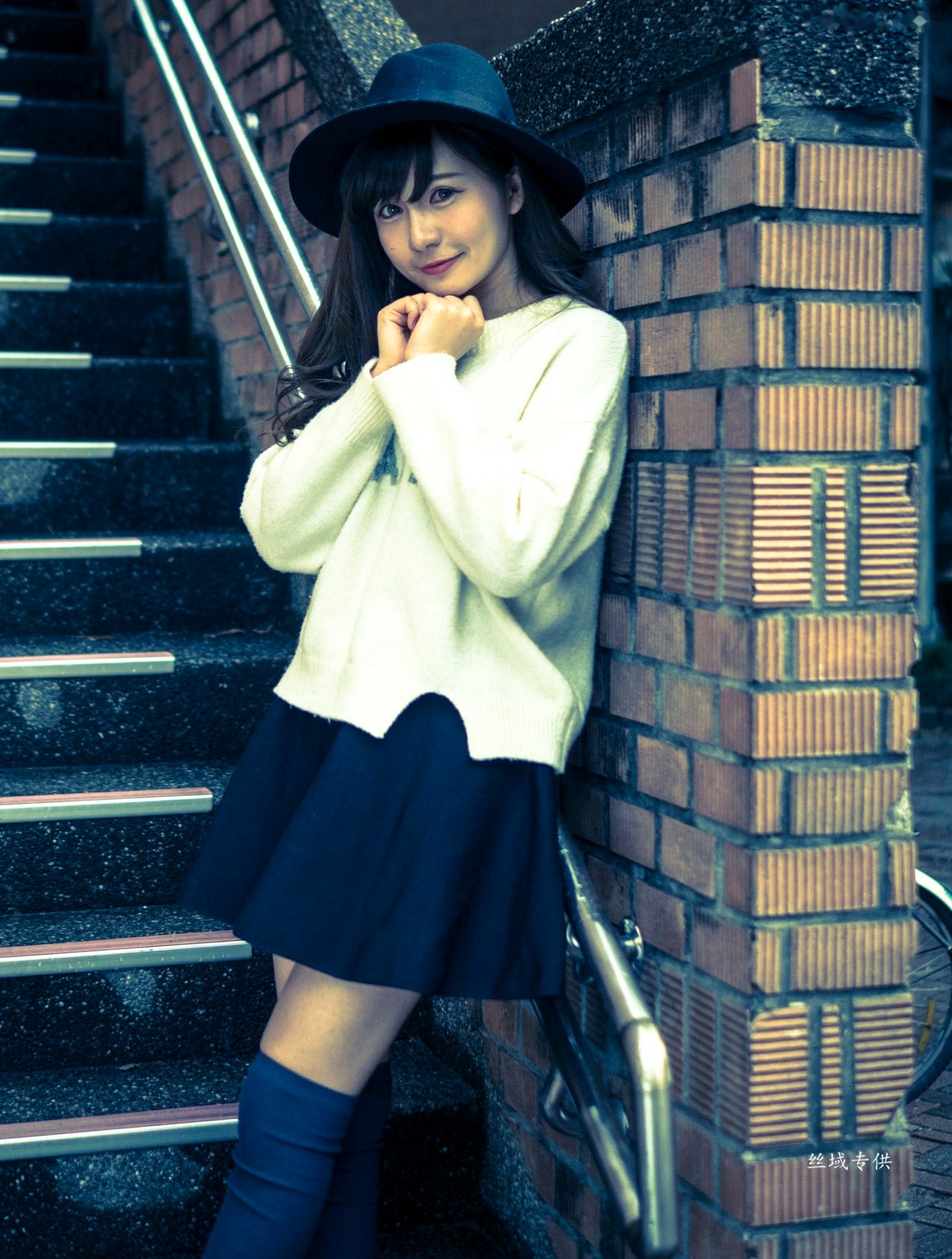 台湾正妹艾比《台湾大学》户外街拍女神写真集，清新学院风白毛衣少女私房照 [158P]