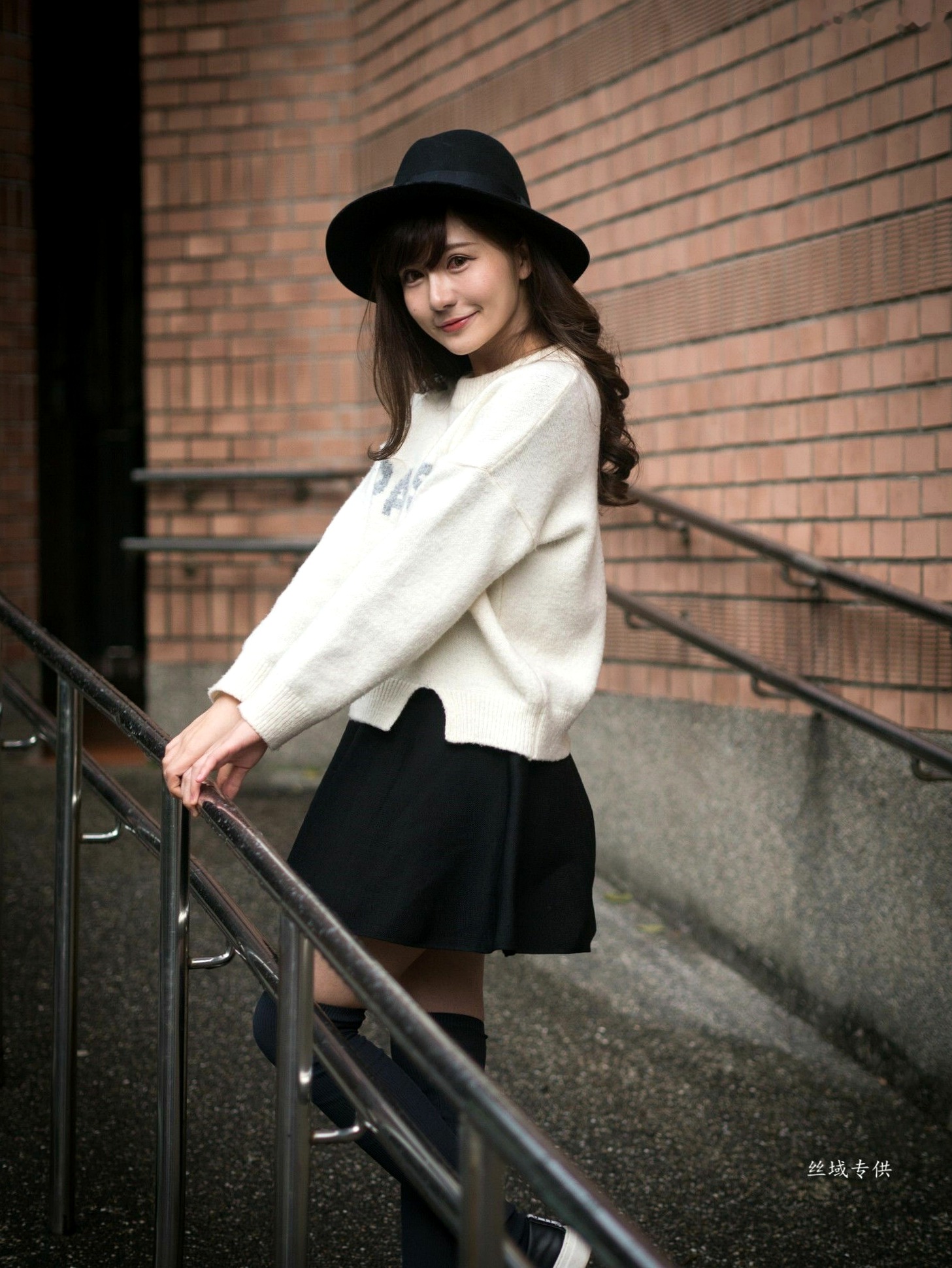 台湾正妹艾比《台湾大学》户外街拍女神写真集，清新学院风白毛衣少女私房照 [158P]