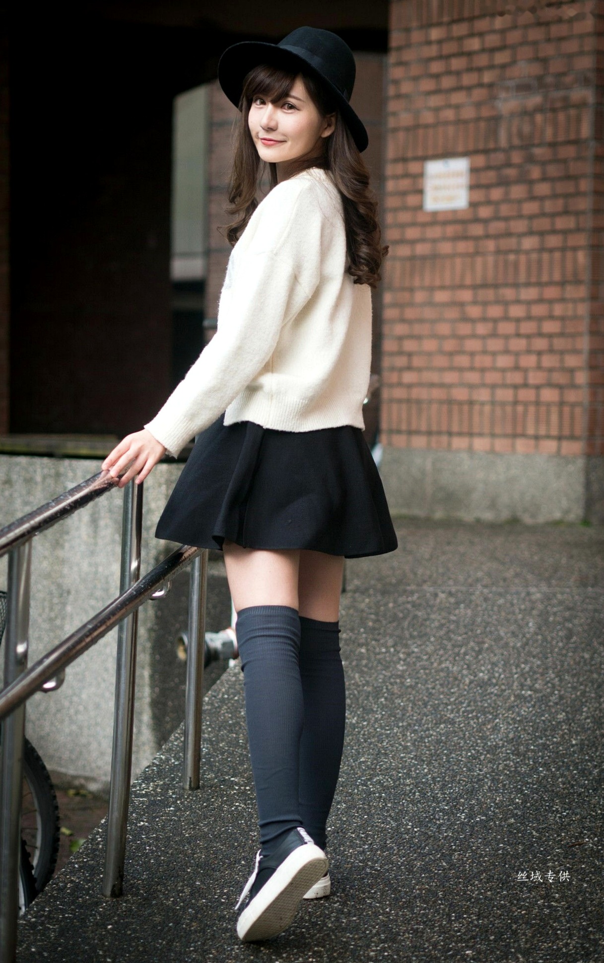 台湾正妹艾比《台湾大学》户外街拍女神写真集，清新学院风白毛衣少女私房照 [158P]