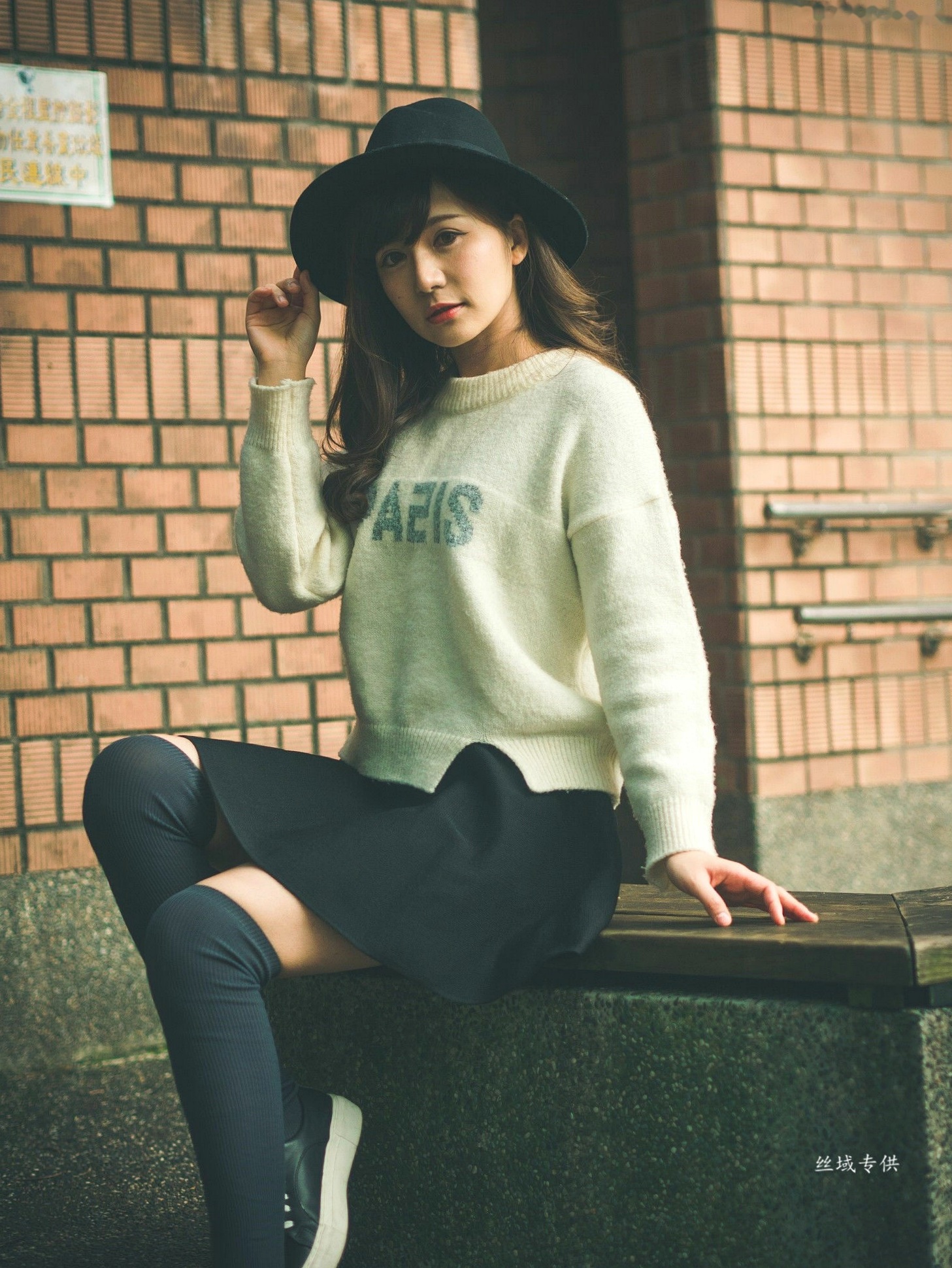 台湾正妹艾比《台湾大学》户外街拍女神写真集，清新学院风白毛衣少女私房照 [158P]