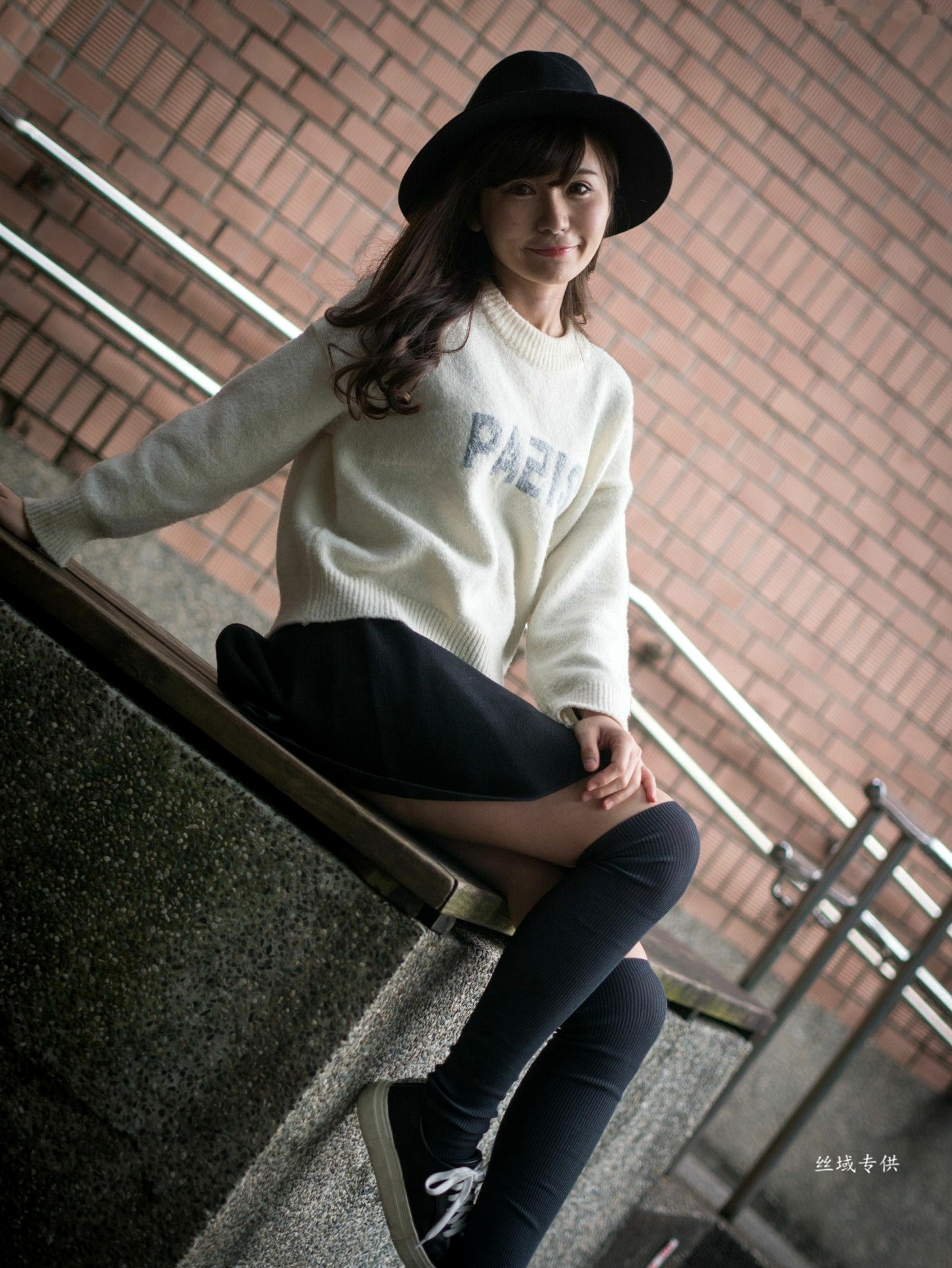 台湾正妹艾比《台湾大学》户外街拍女神写真集，清新学院风白毛衣少女私房照 [158P]